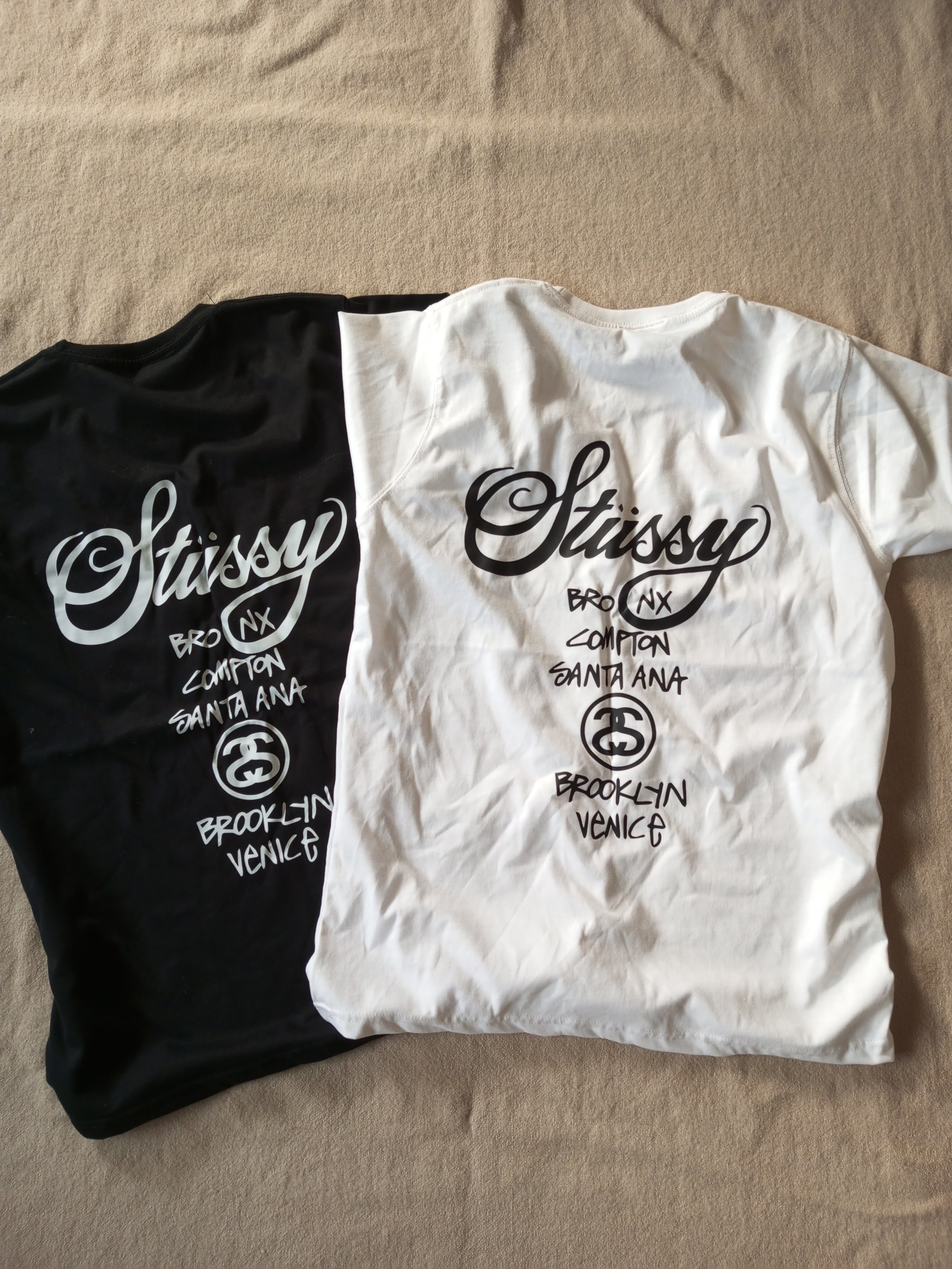 Stussy リワークスタイル ワークツアー ホワイトとブラック Tシャツ 20 点