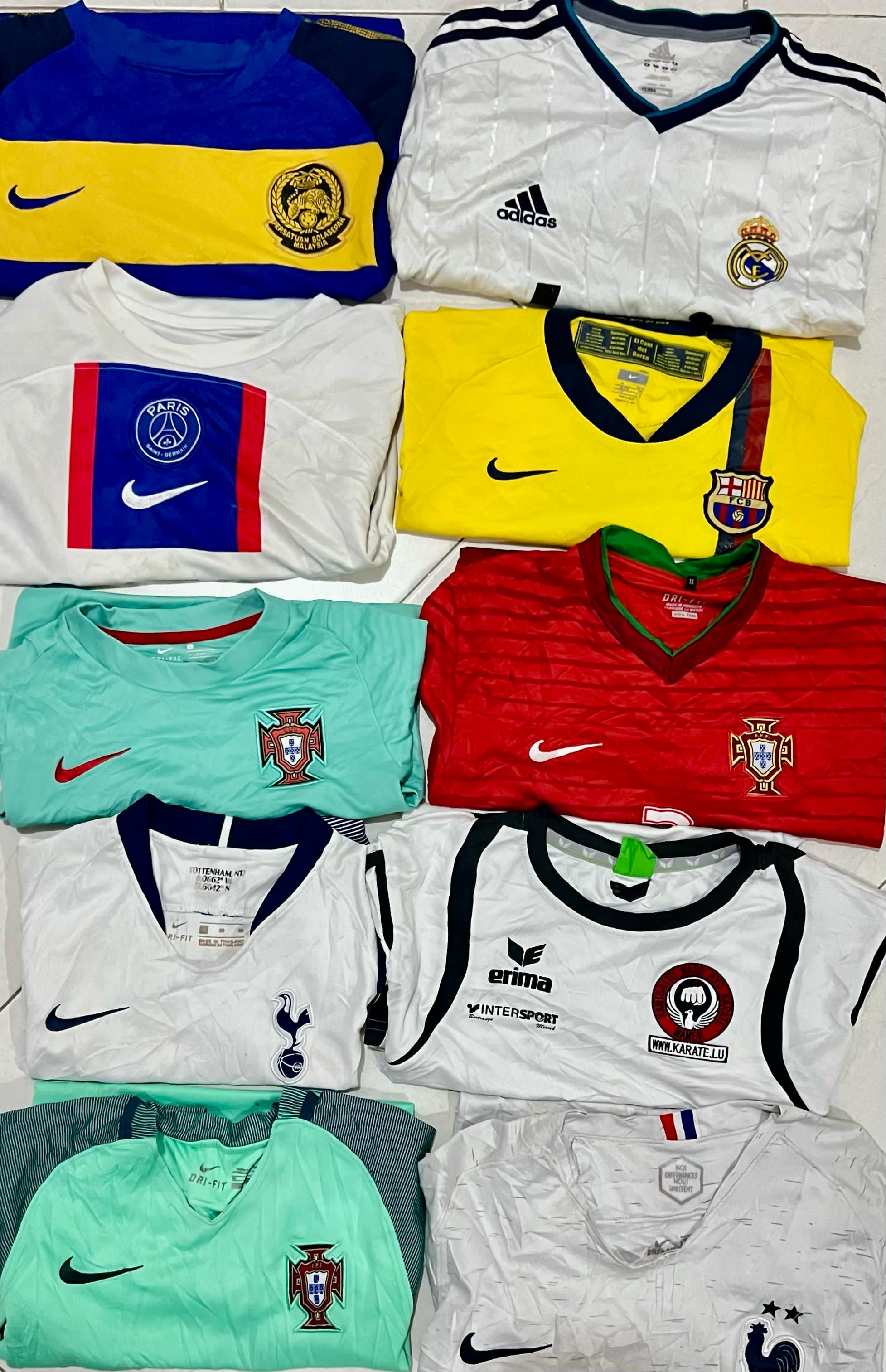 Maillots de football Nike et Adidas