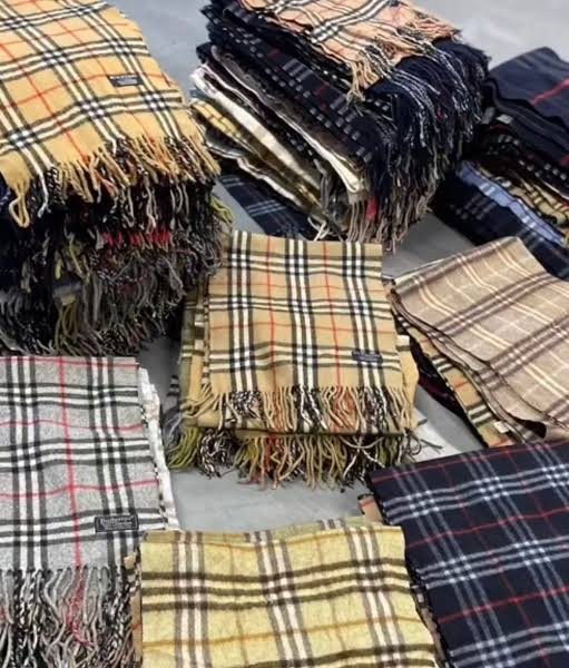 Beautiful Burberry scarves 100pcs A grade