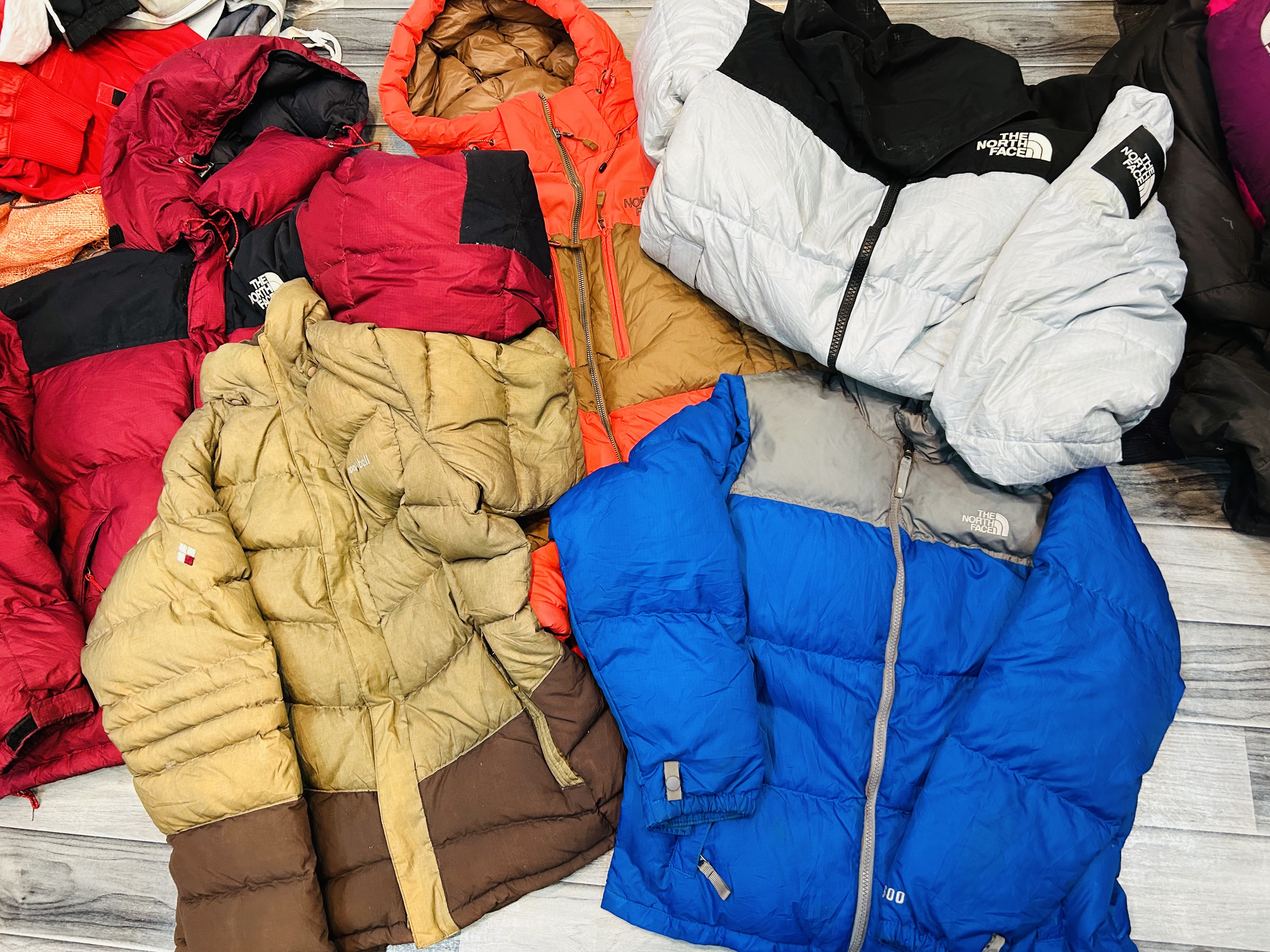 Puffers TNF et Montbell de qualité premium 63 pièces