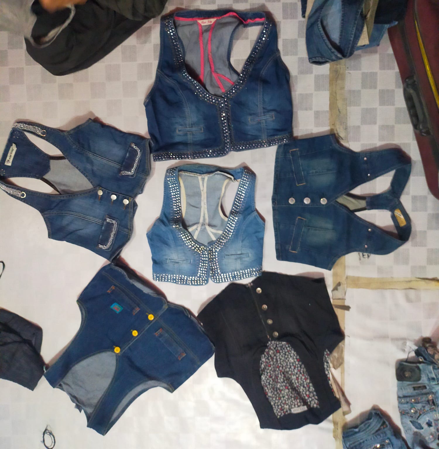 GILETS NON MARQUÉS TOTAL 26 PIÈCES (ID 242)