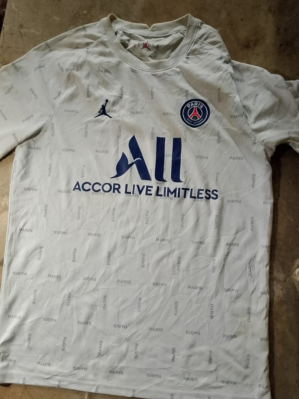 Camisas de futebol da Adidas e misturadas com outras marcas