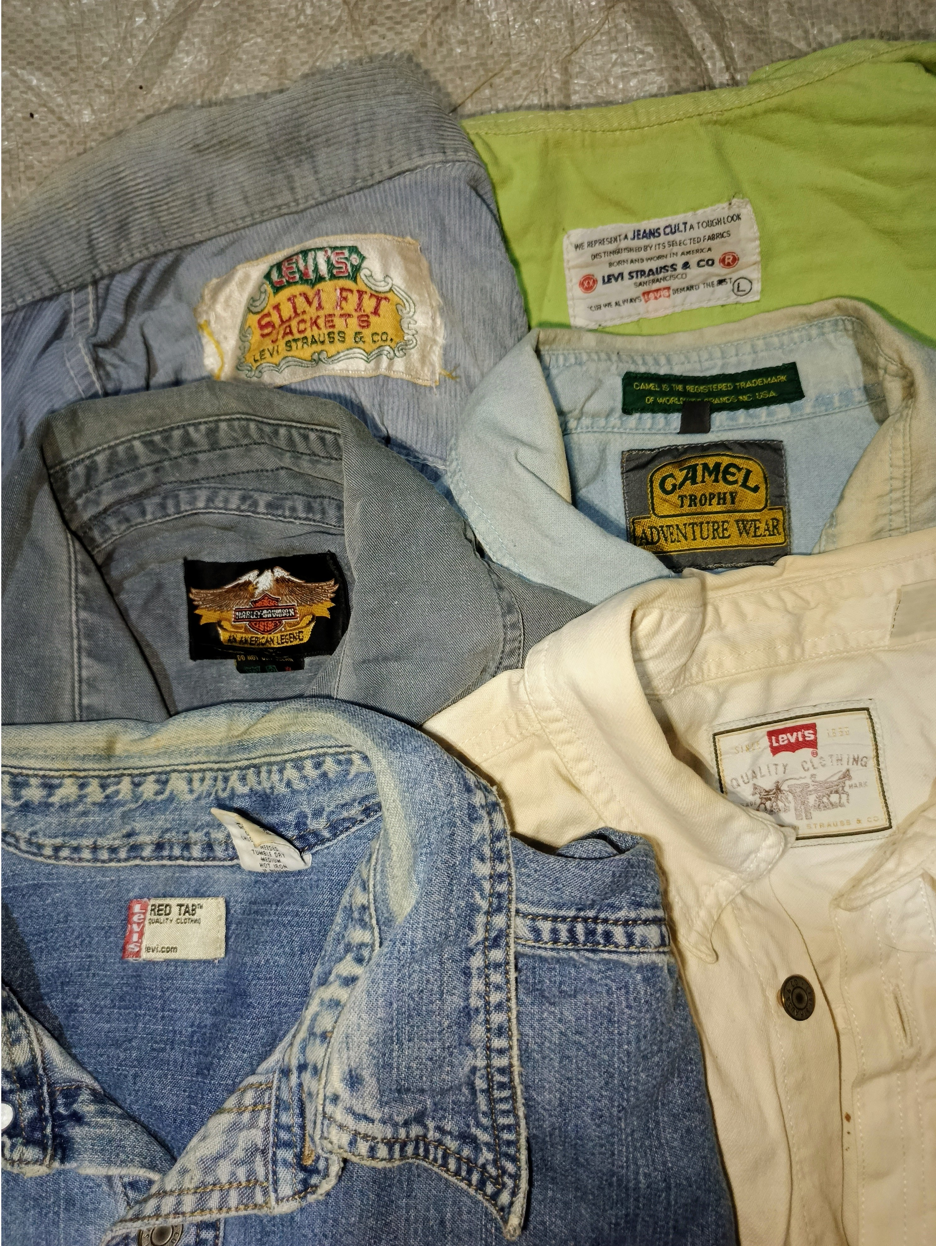 Vintage Levis und Mix-Markenhemden