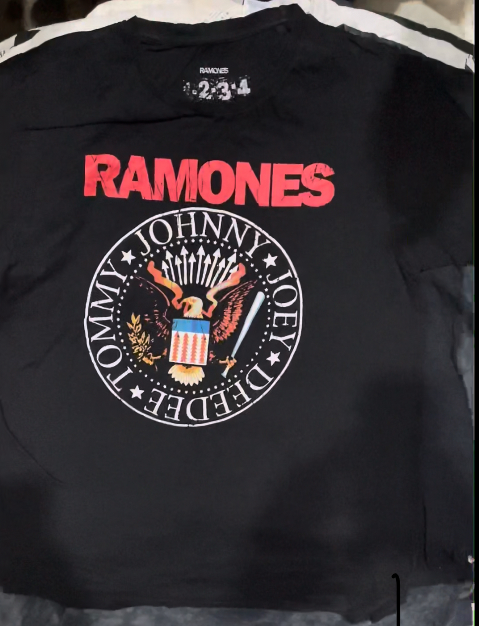 T-shirt grafica con stampa mix vintage – Vibes Rock / Punk