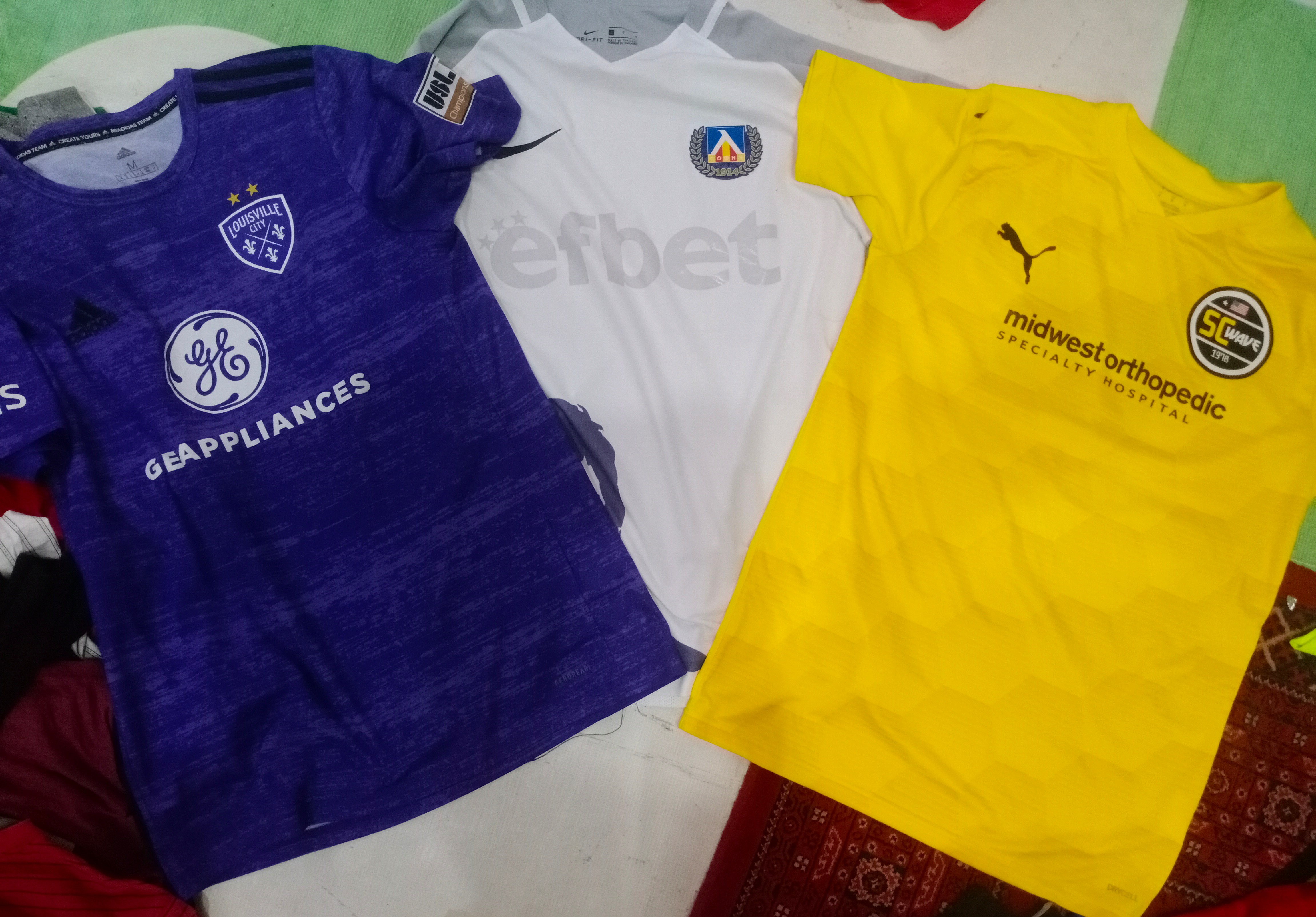 T-shirts de football