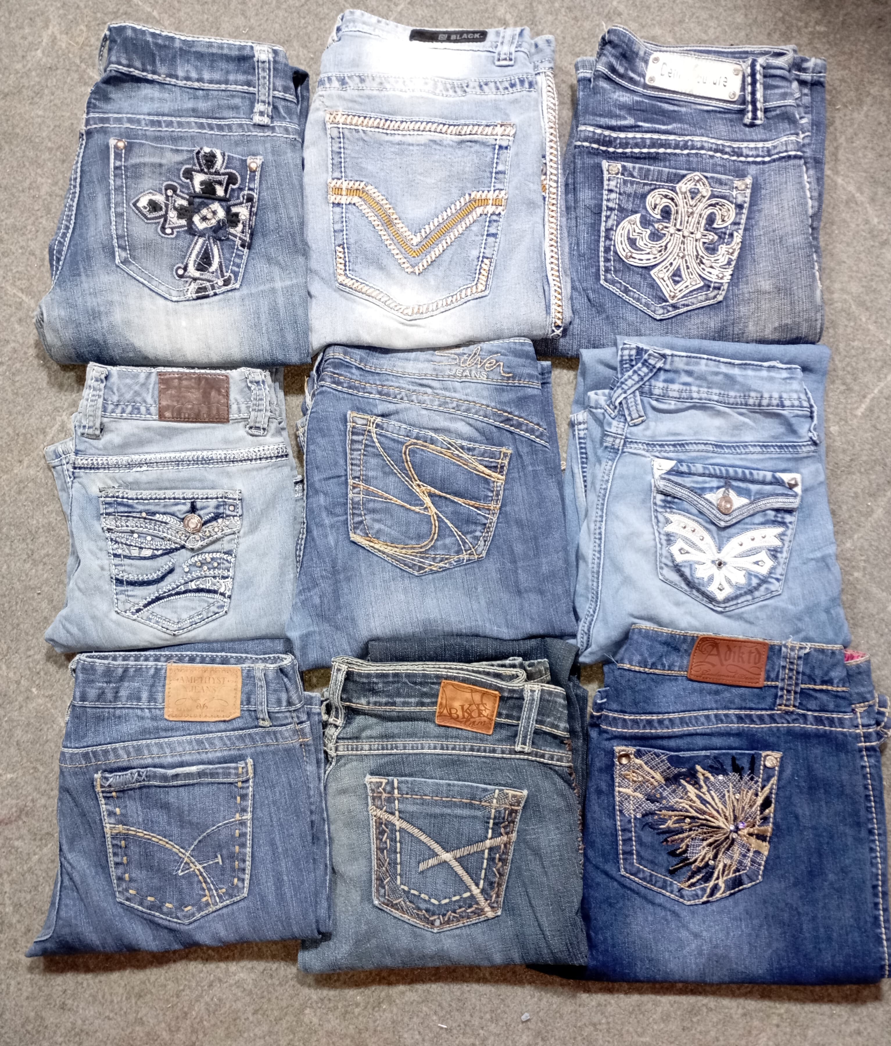 Maßgeschneiderte handverlesene Y2k bestickte Jeans
