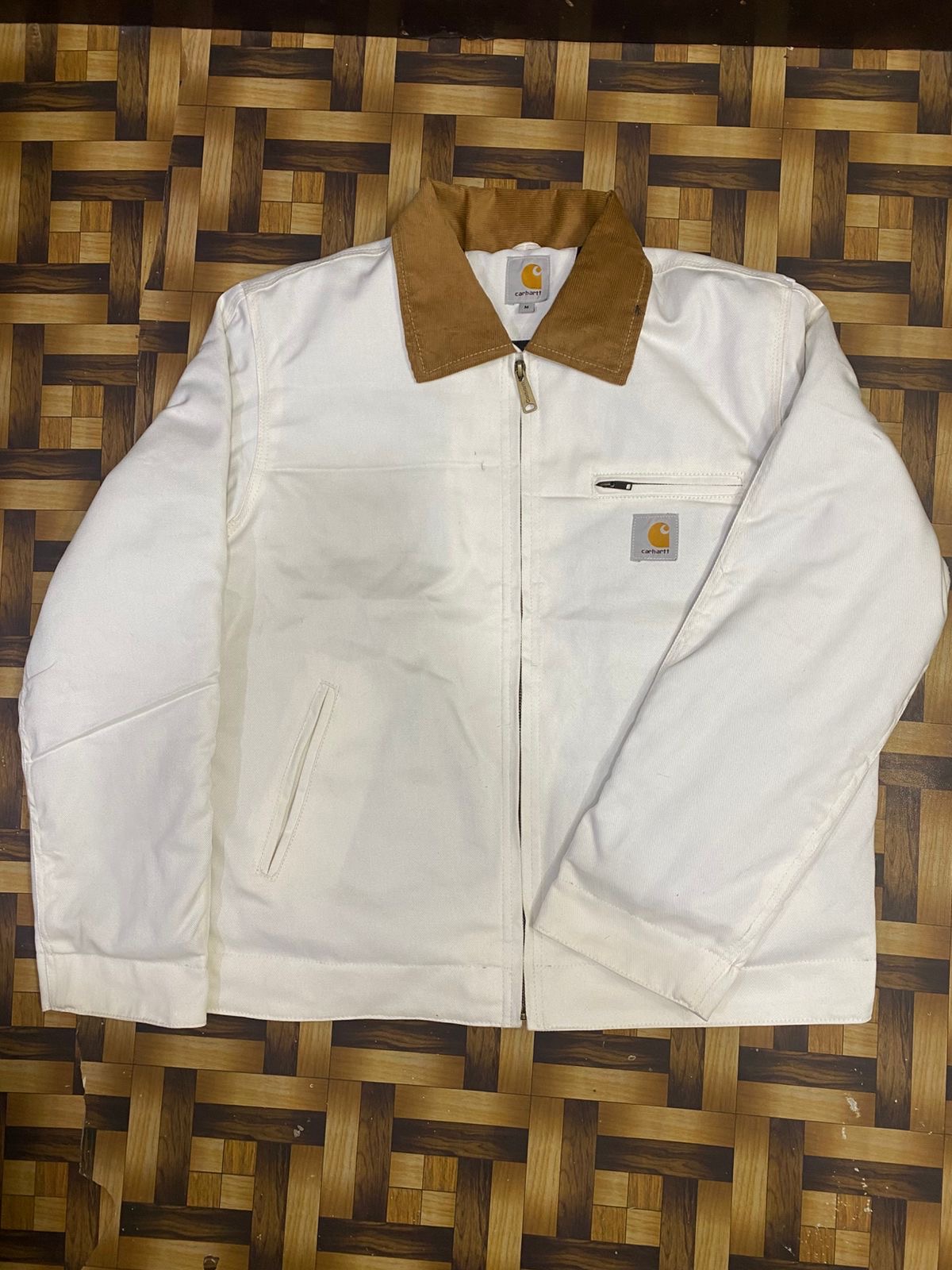 Maßgefertigte handgepickte Carhartt Rework-Style-Jacken aus einem neuen Stoff.