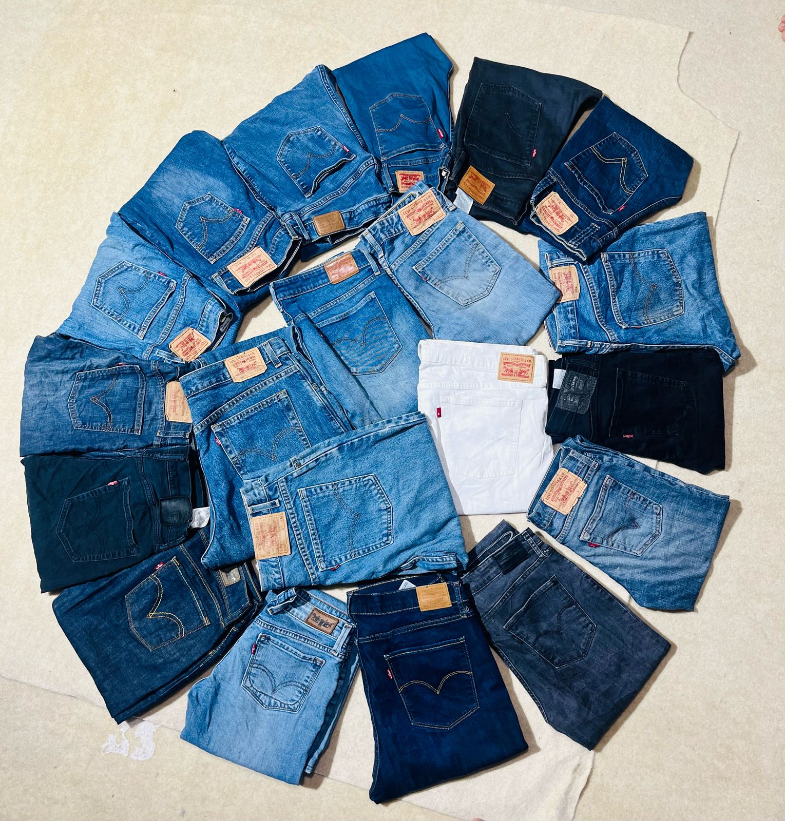 Ladies Levi's 20 pcs
