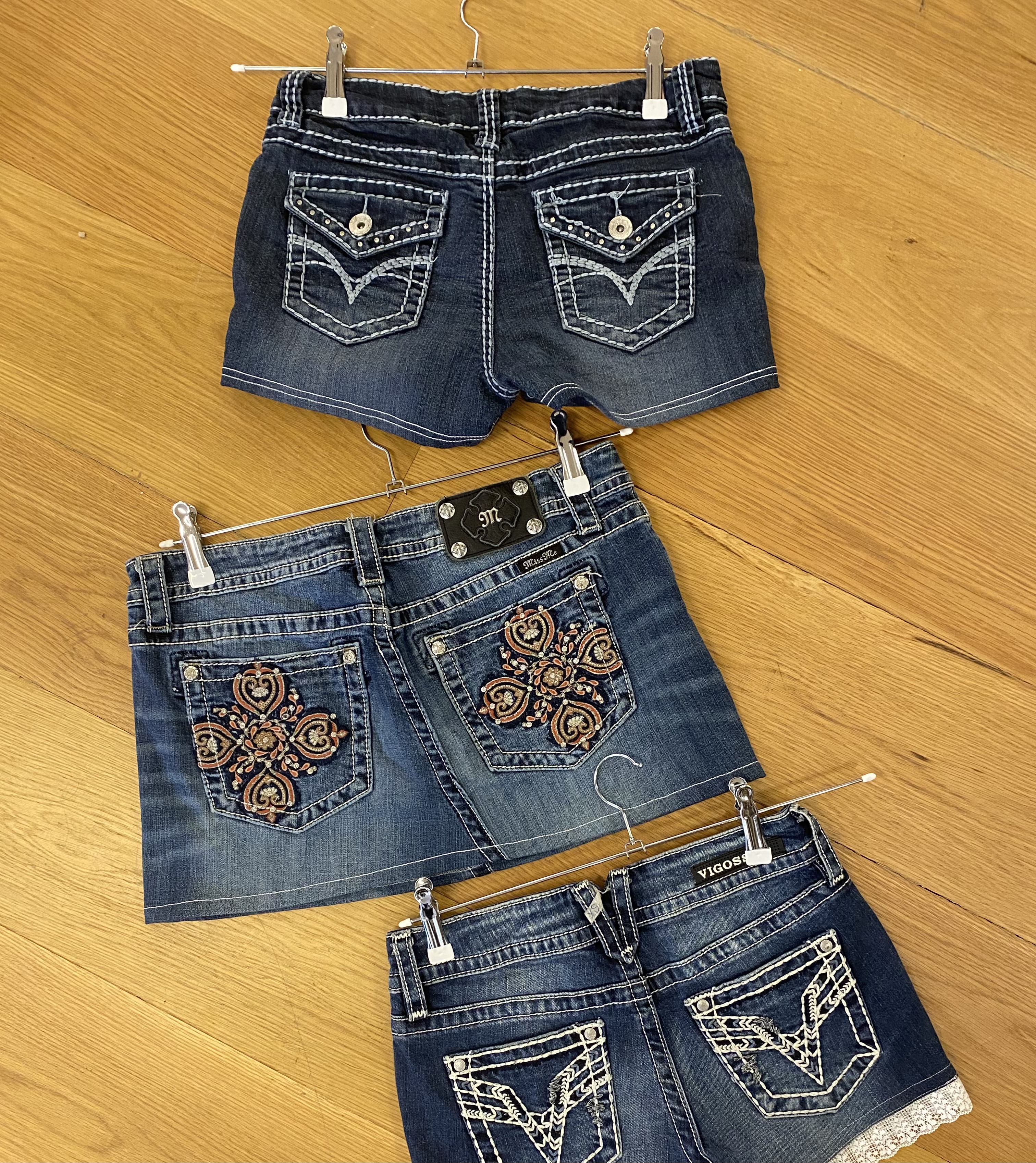 Riabbinamento personalizzato a mano di gonne e pantaloni corti Miss me