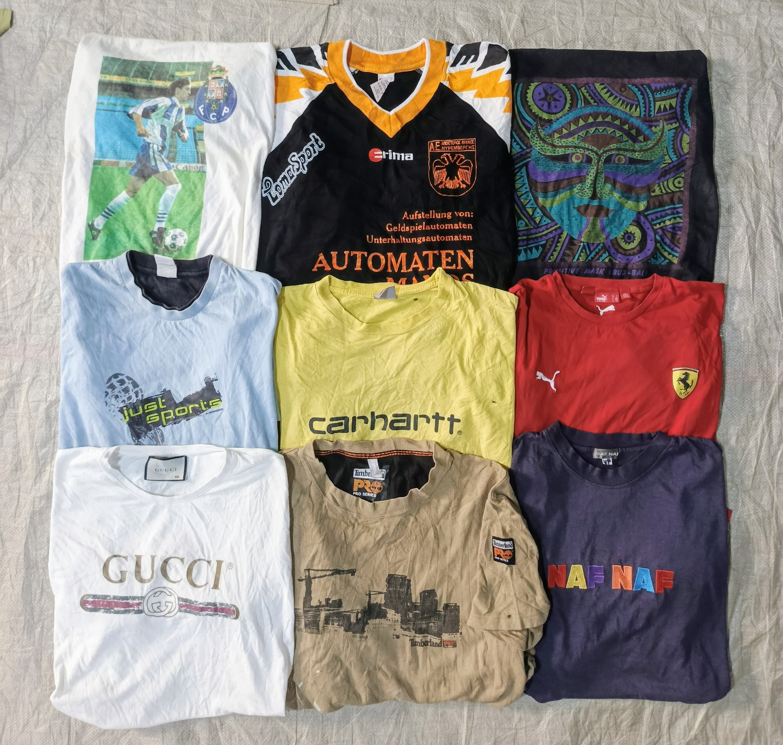 グッチ、カーハート、ミックスブランドのTシャツ
