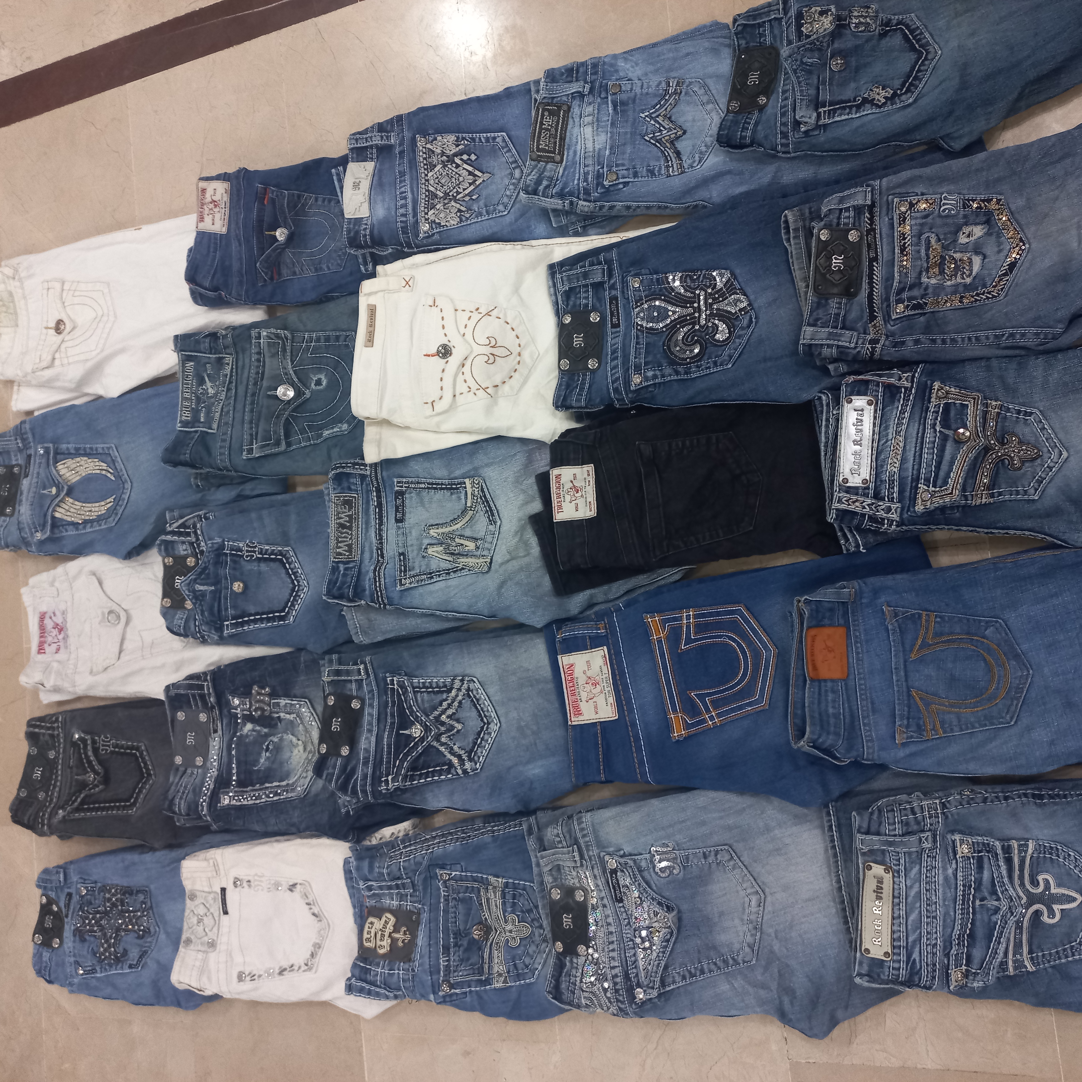 Lot de jeans Miss Me. 25 pièces.