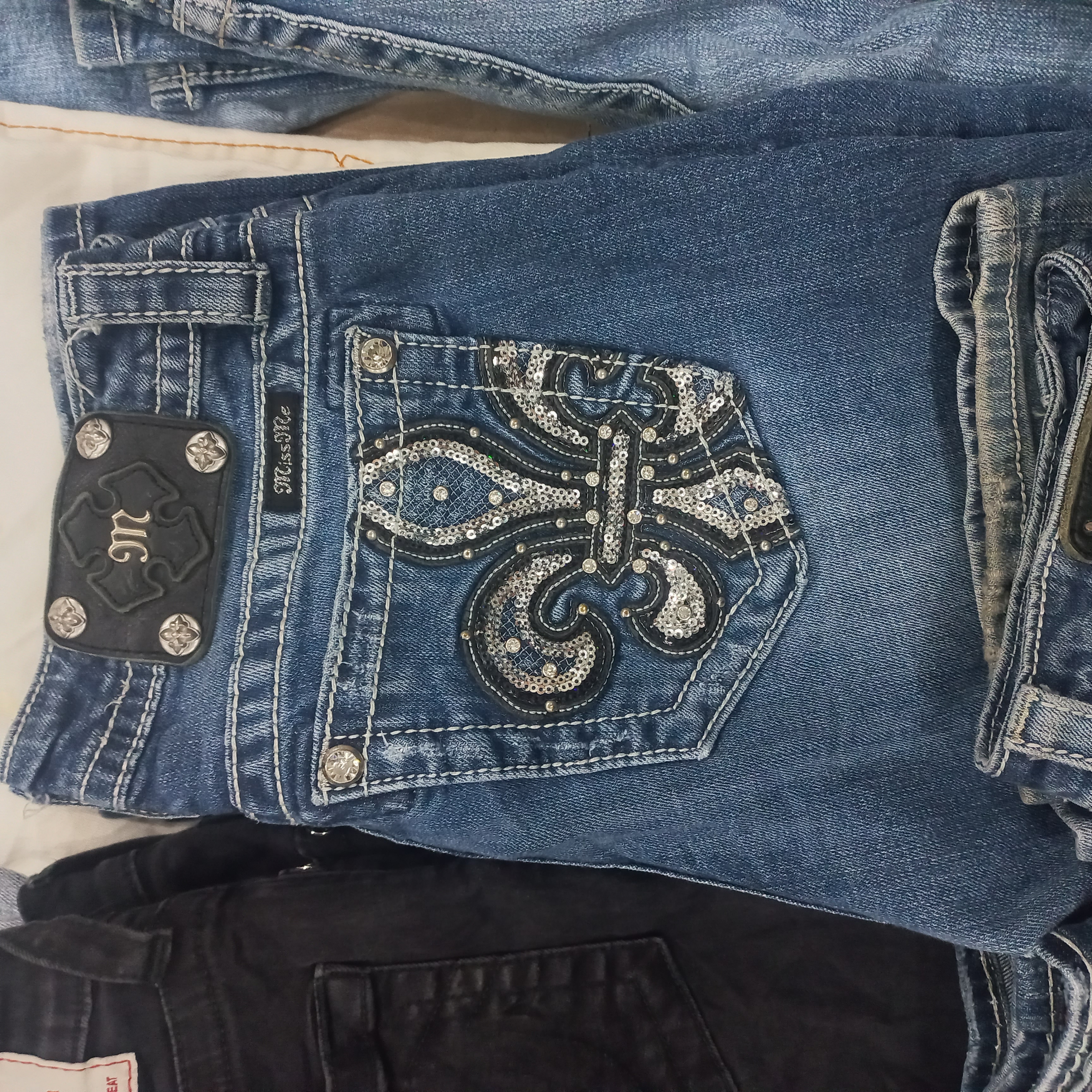 Bundle di jeans Miss Me. Bundle di 25 pezzi.