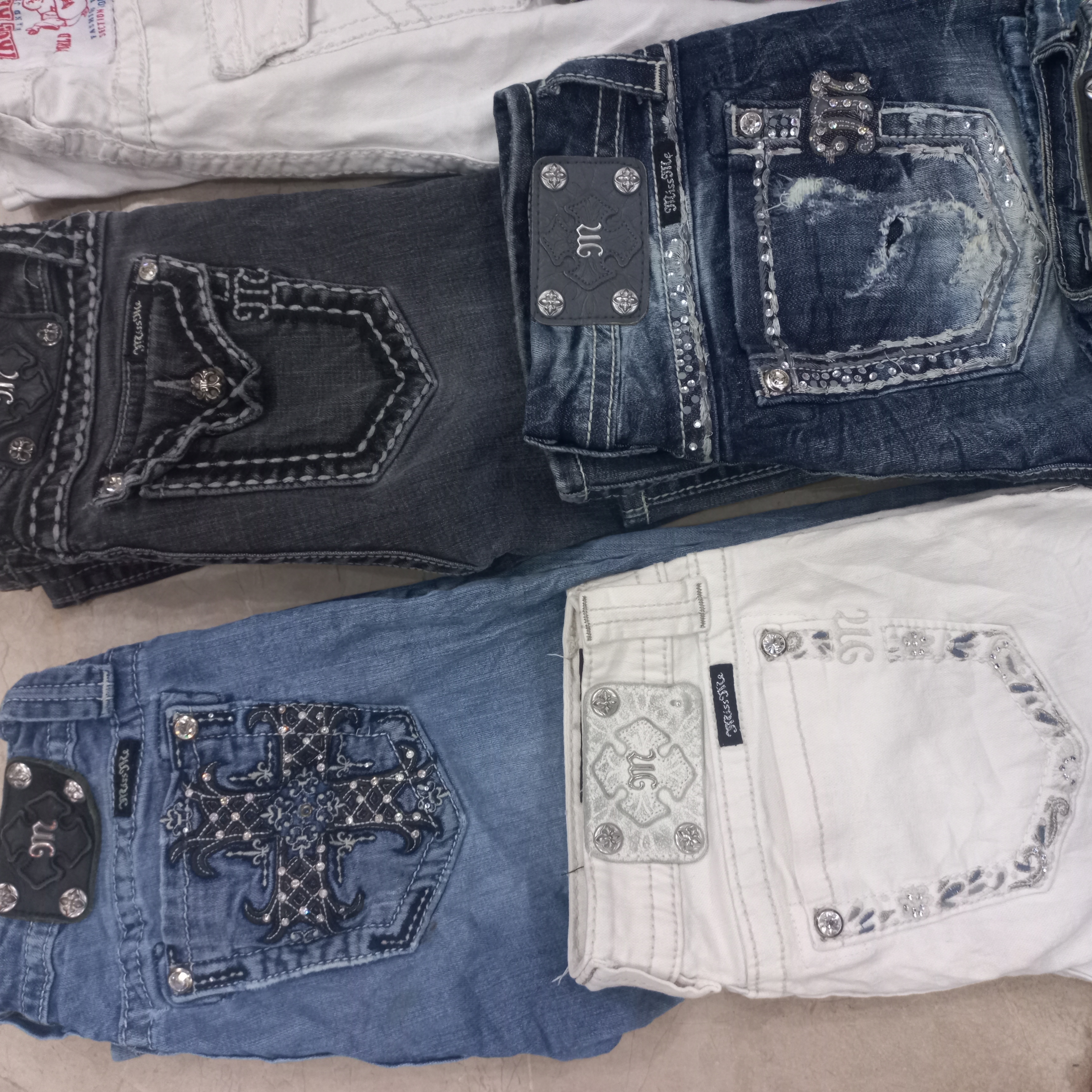Bundle di jeans Miss Me. Bundle di 25 pezzi.