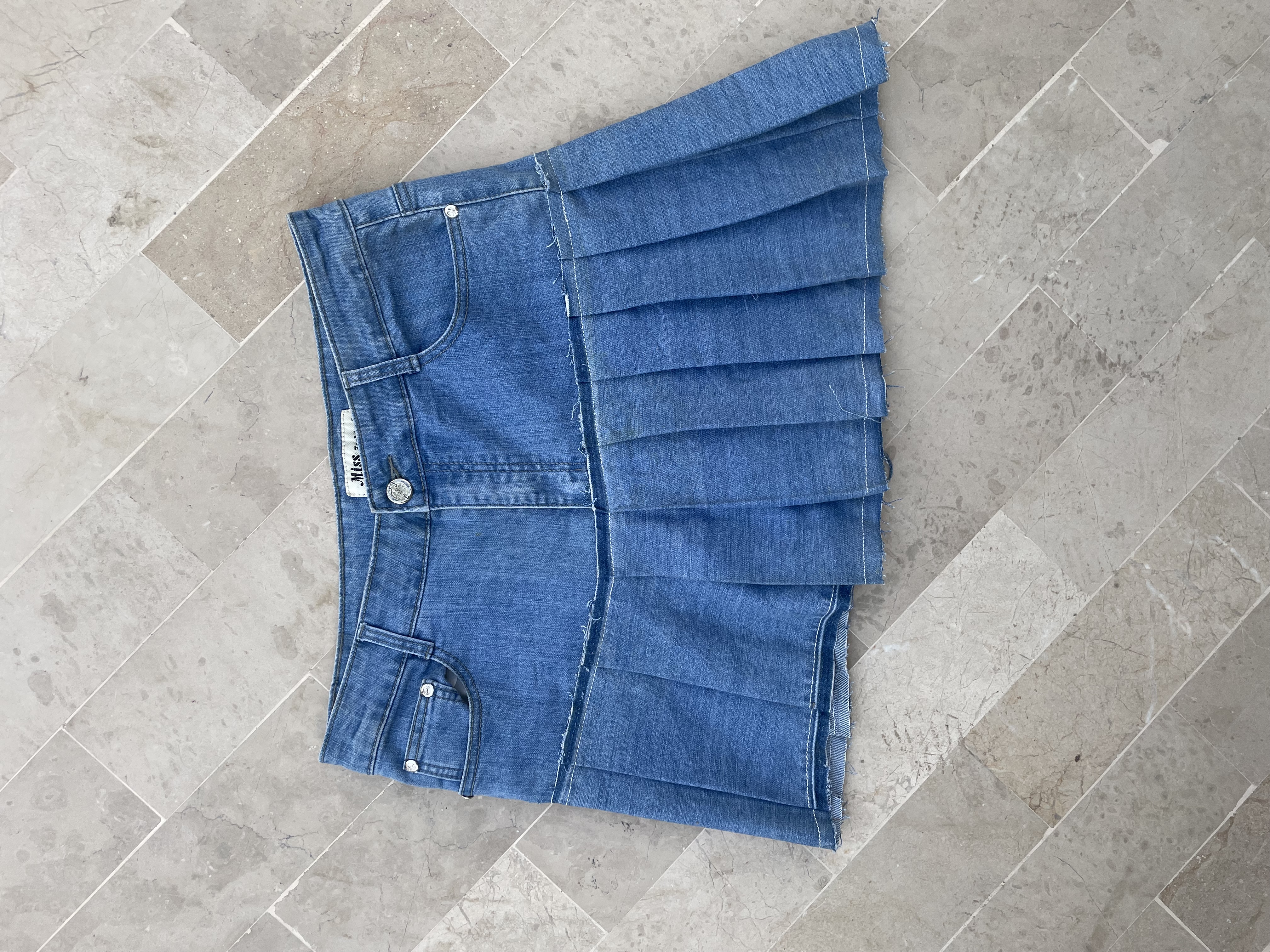 Überarbeiteter asymmetrischer Jeansrock