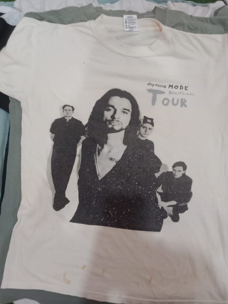 Maßgeschneiderte handverlesene T-Shirts aus den 90ern