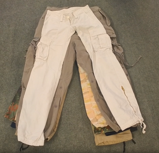 Unmarkierte Cargo-Hosen