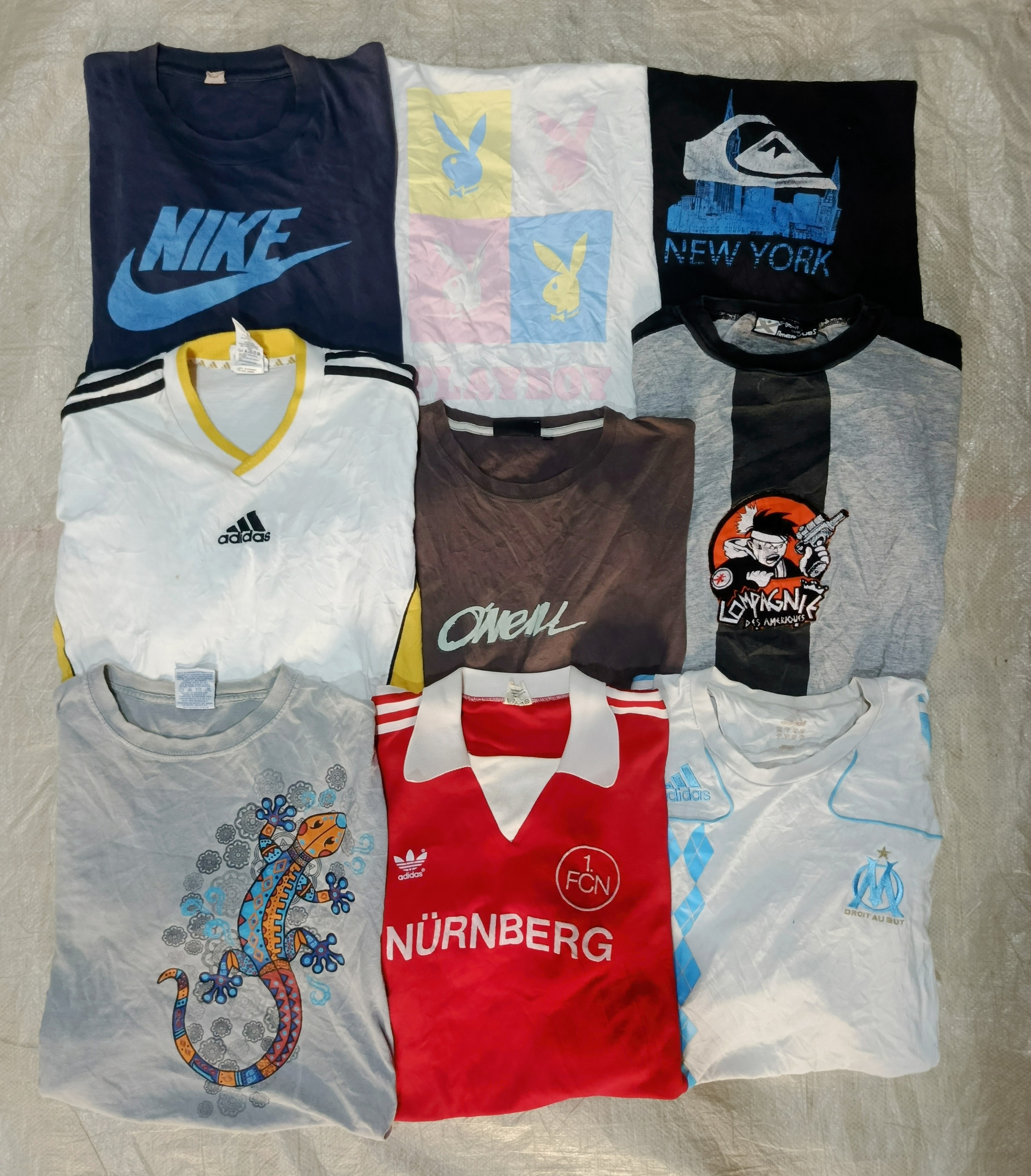 ビンテージ プラダ、ブランド入りとサーフのTシャツをミックス