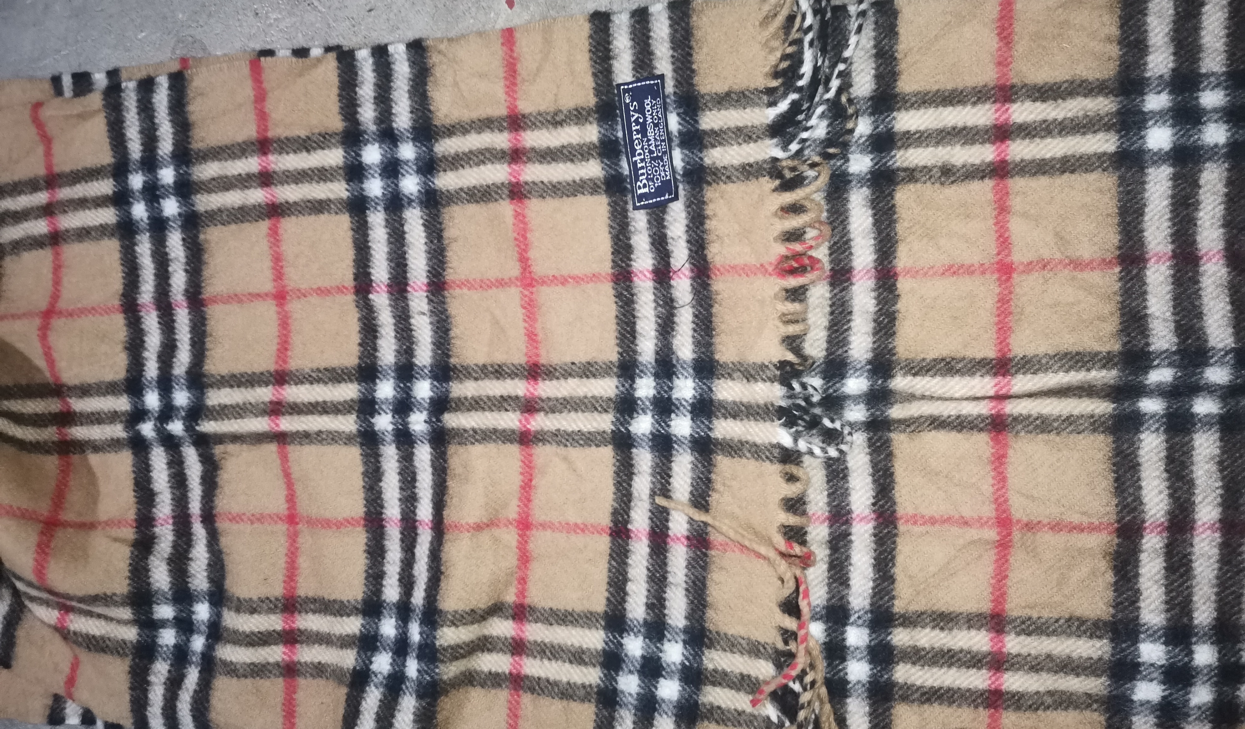 250 Stück Burberry Schals – Vintage Karomuster | 100% Lambswolle | Hergestellt in England