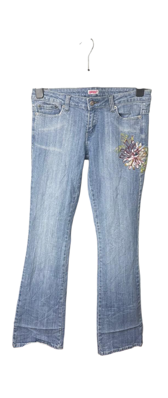 Ausgestellte Jeans