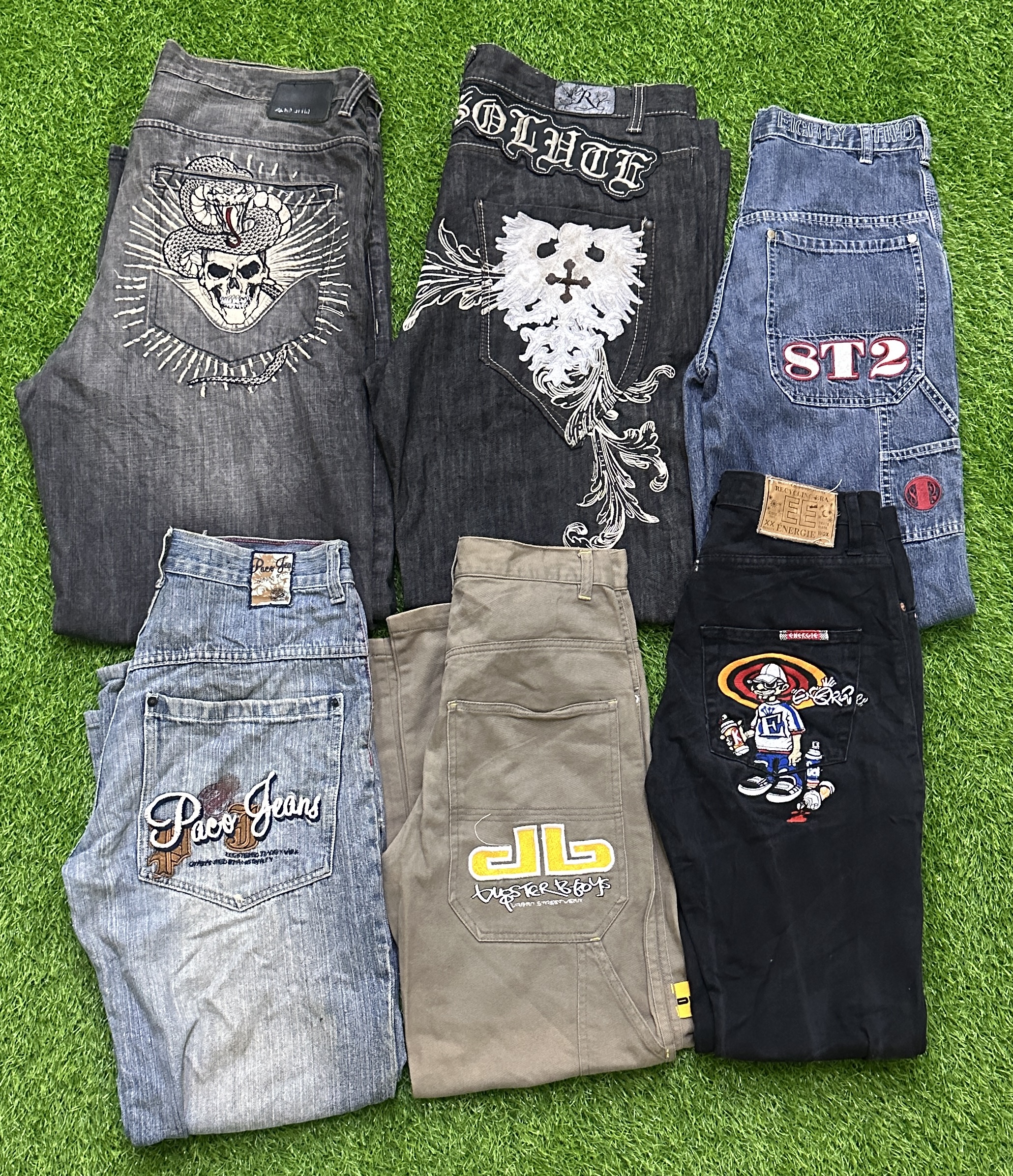 Hiphop-Jeans und Shorts mit JNCO, ED Hardy, Ecko, Fubu, Coogi und anderen Marken, 32 Stück