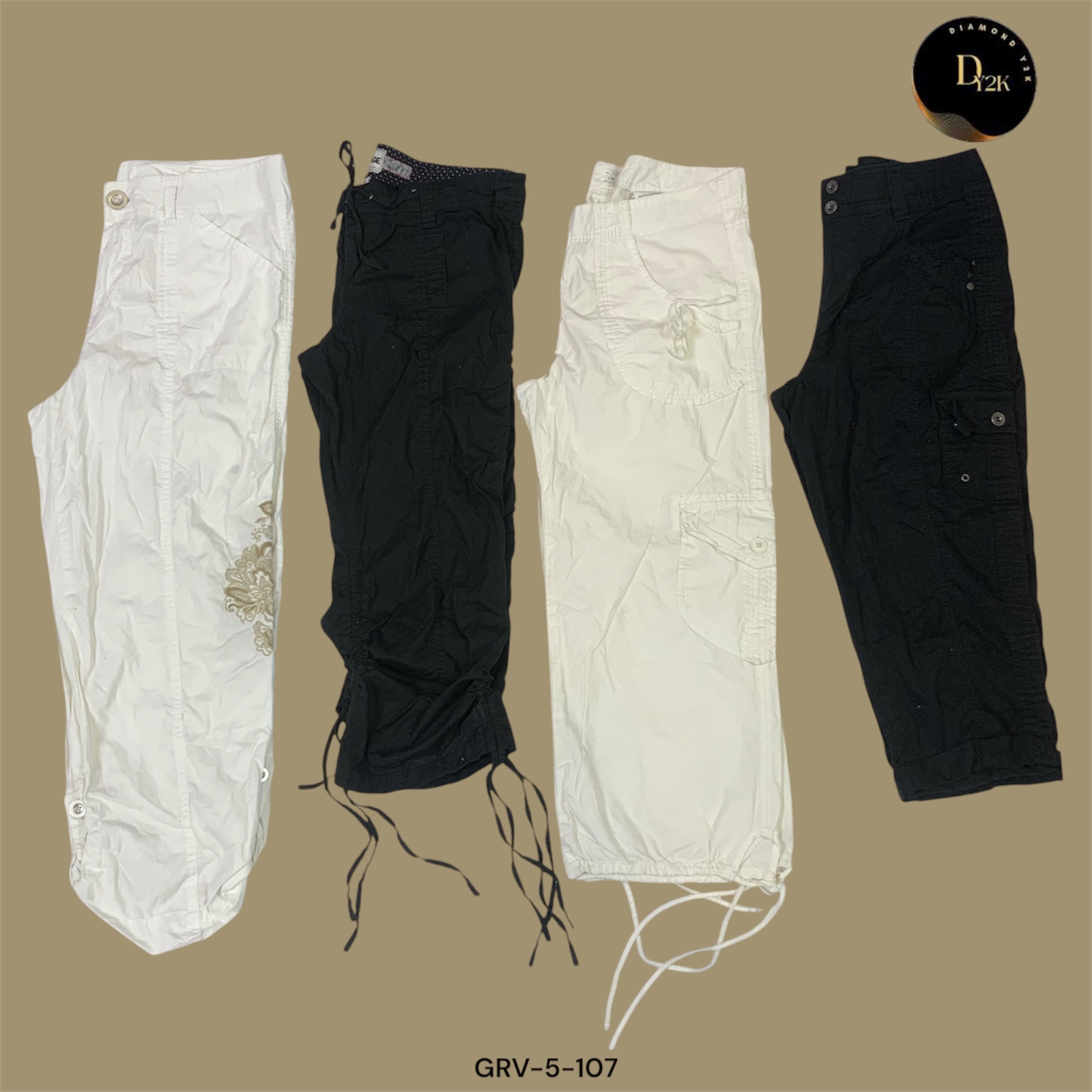 Y2K Noir & Blanc Cargo Capri – Style de Rue Rétro Audacieux (GRV-5-107)