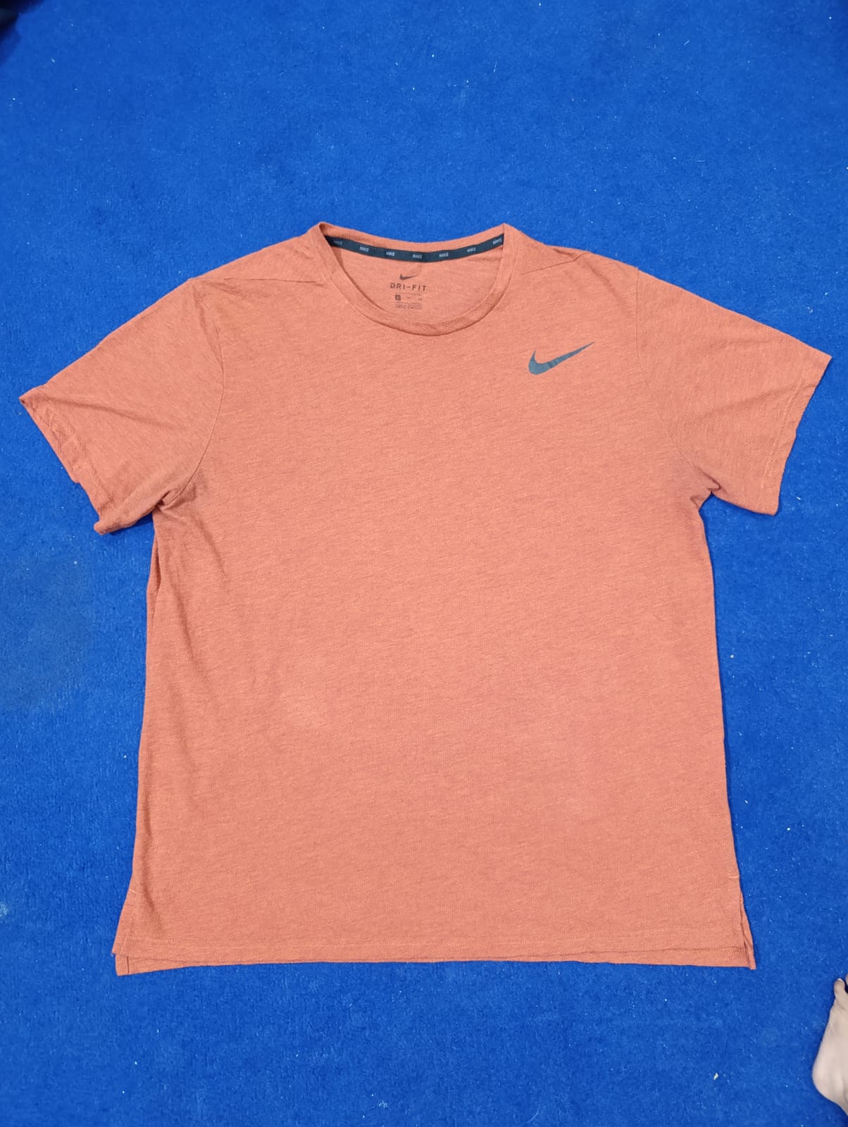 Nike T-Shirt – Klassisches Logo Tee | Weich & Stilvoll | Unisex Passform