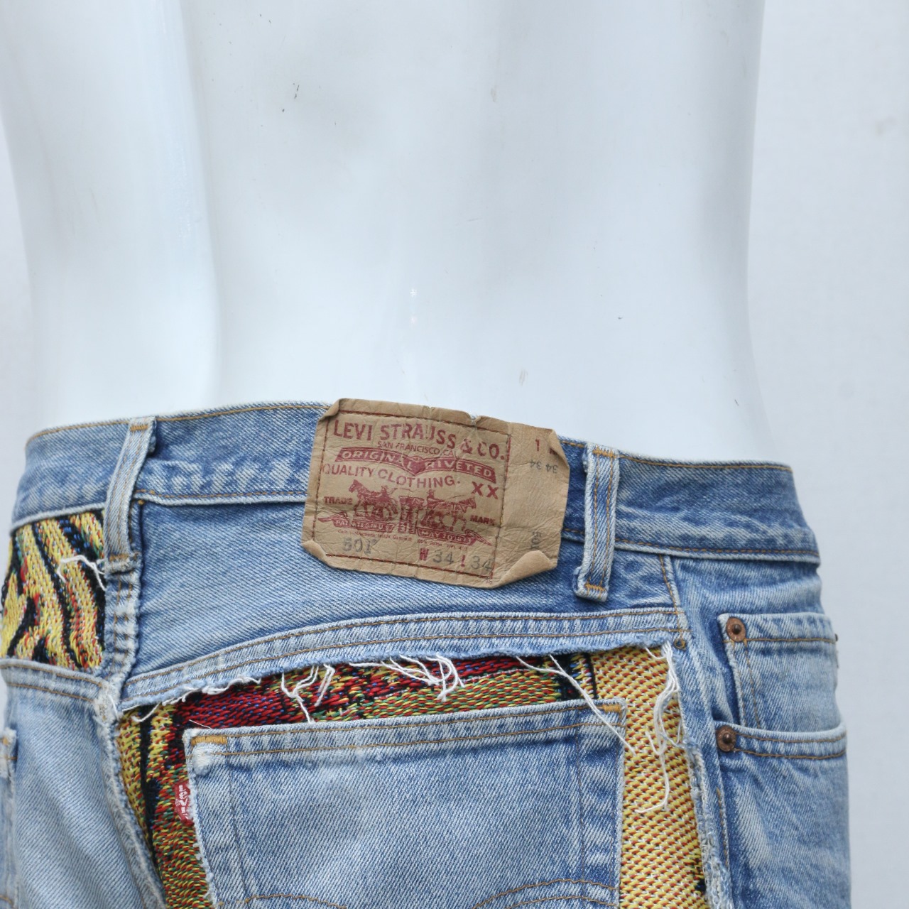 Shorts de Denim com Patch de Tapeçaria Refeito CR-118