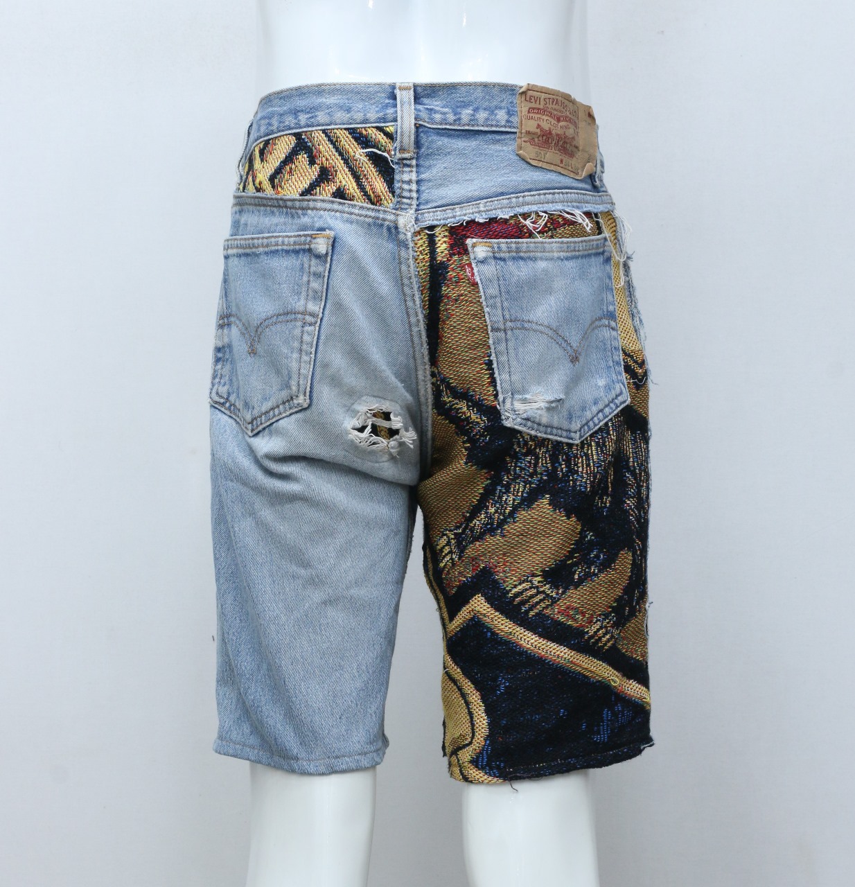 Shorts de Denim com Patch de Tapeçaria Refeito CR-118