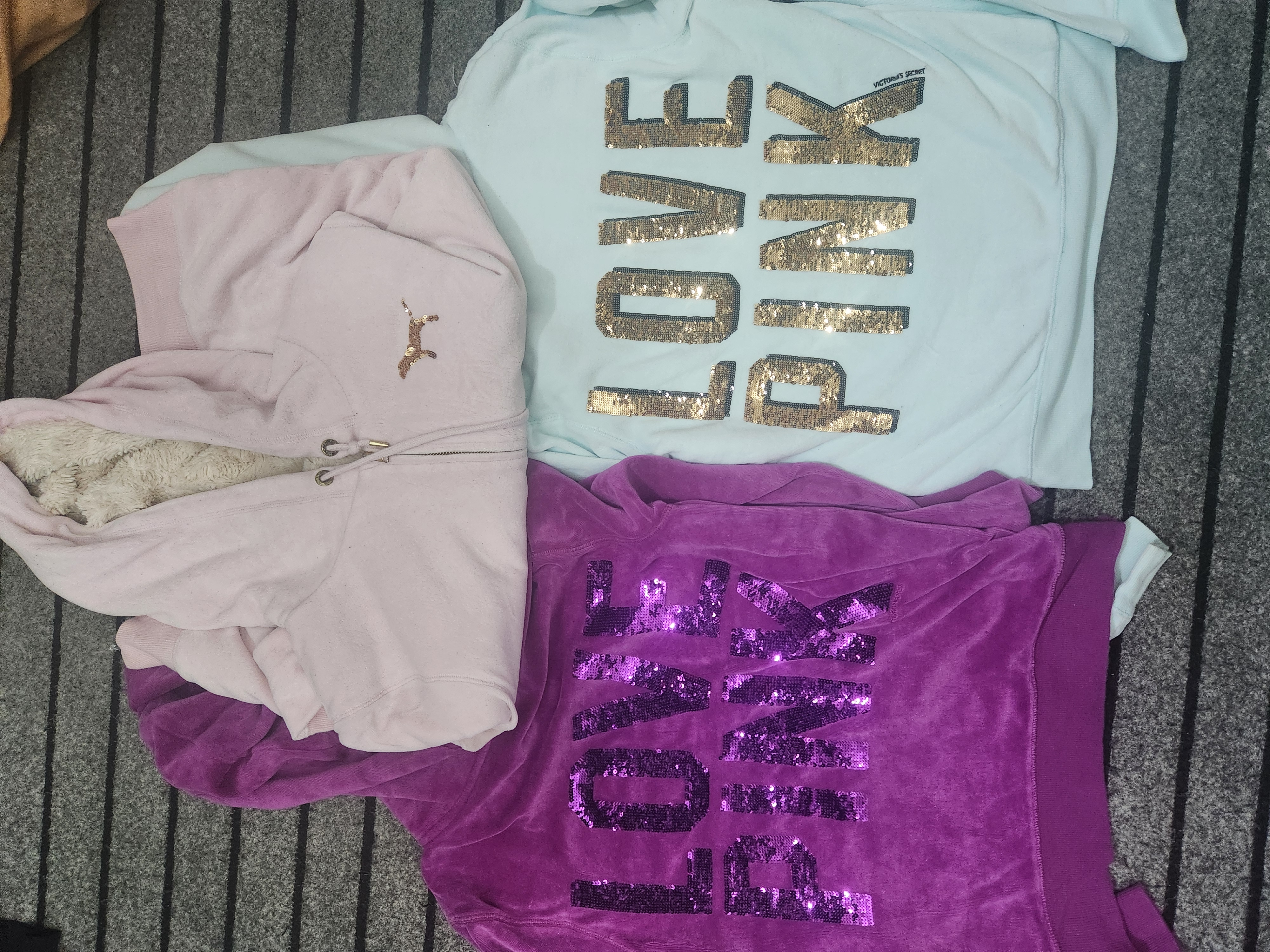 「Pink by victoria secret」