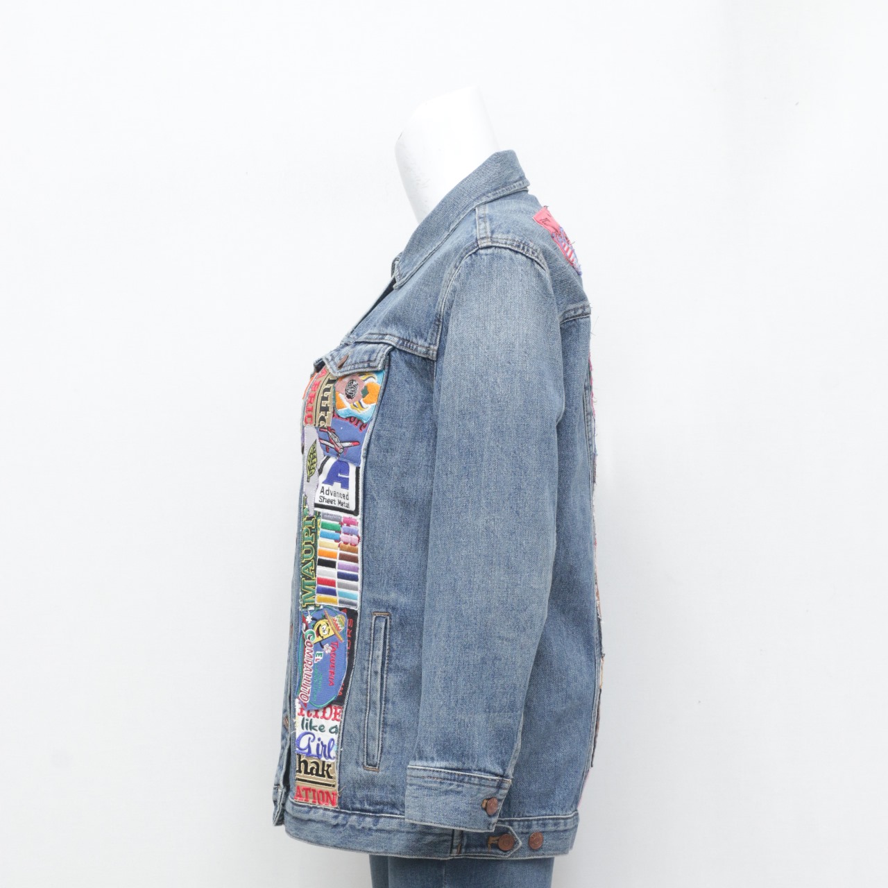 Jacket in denim con patch adesivo upcyclato CR-148