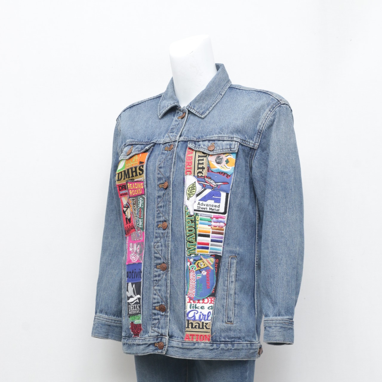 Jacket in denim con patch adesivo upcyclato CR-148