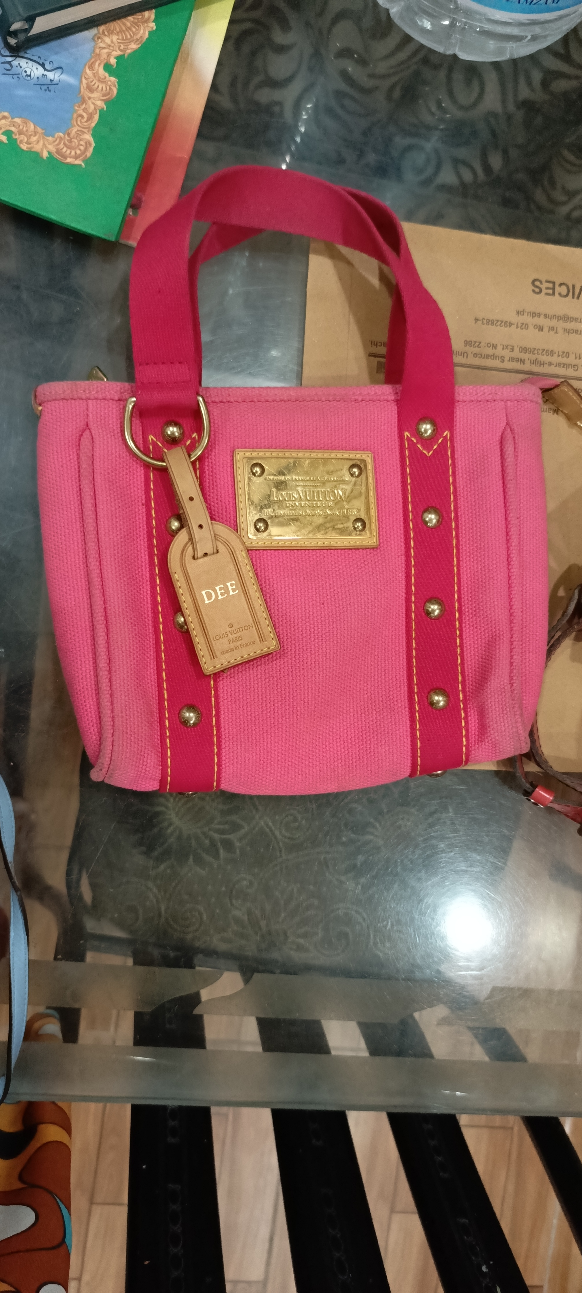 Bolsos Y2K como Louis Vuitton, Gucci, Prada.