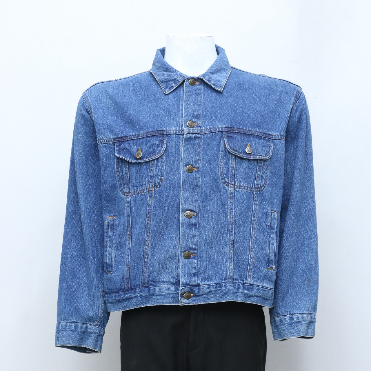 Giacca di jeans CR207 rielaborata con toppa ricamata.