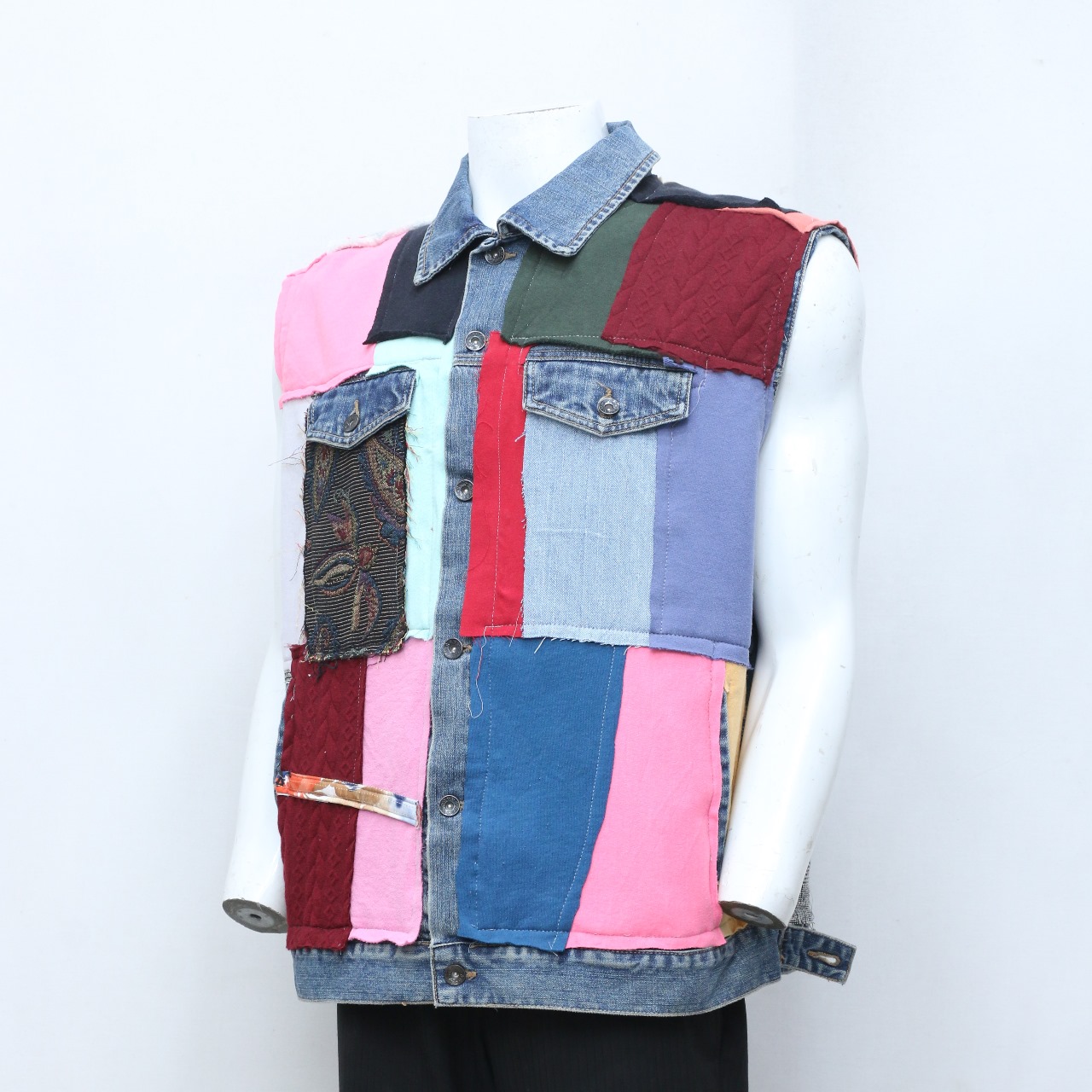 Colete Jeans com Botões CR208 Refeito em Patches Coloridos