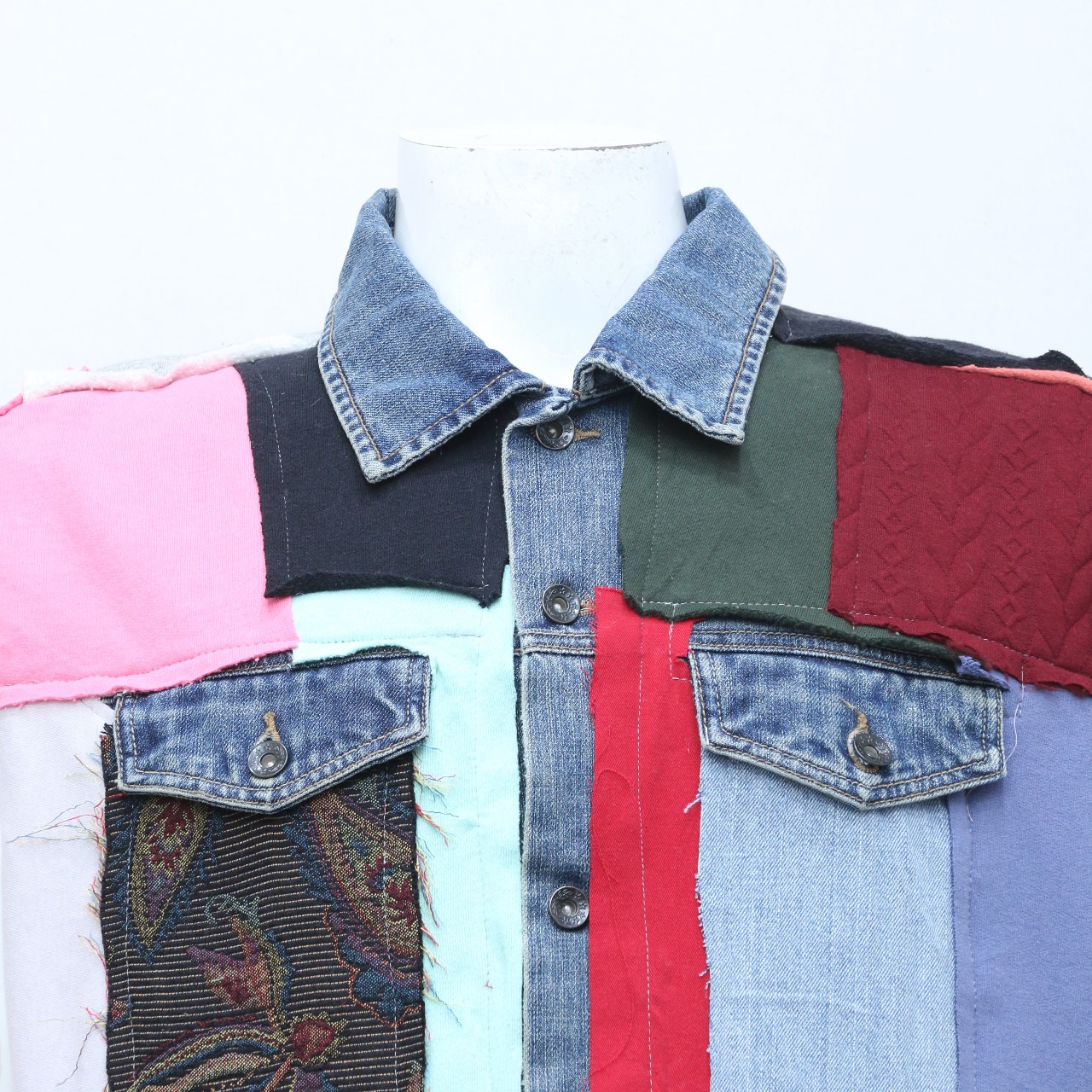 Colete Jeans com Botões CR208 Refeito em Patches Coloridos