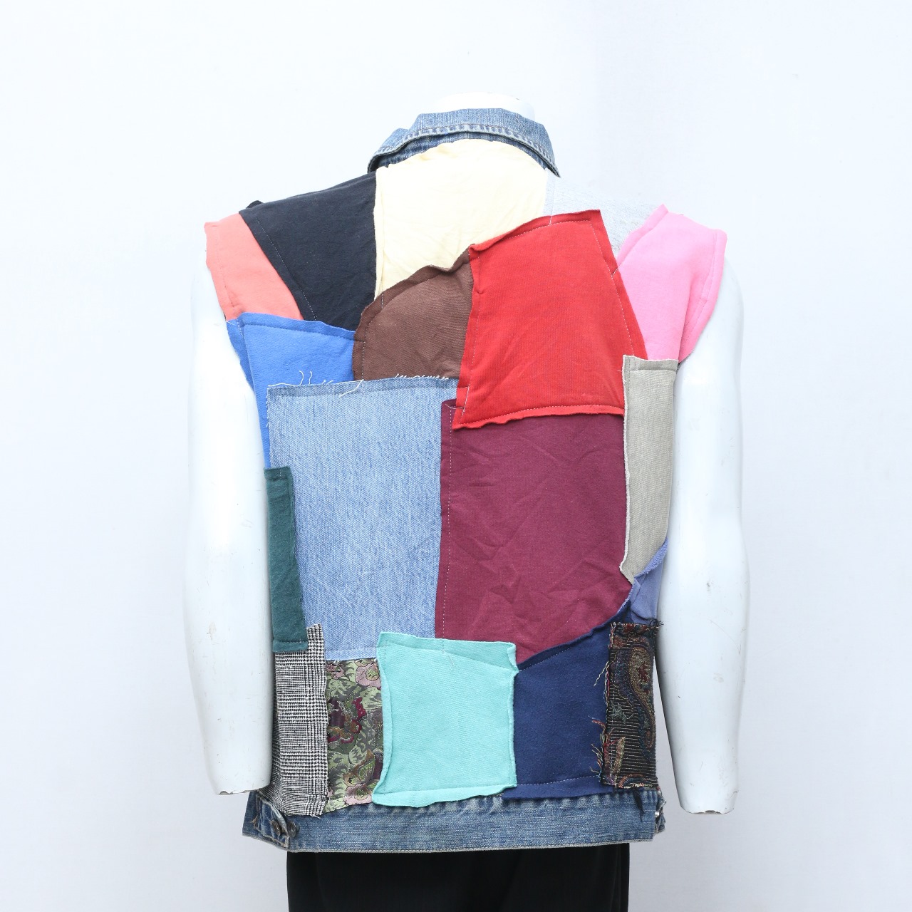 Colete Jeans com Botões CR208 Refeito em Patches Coloridos