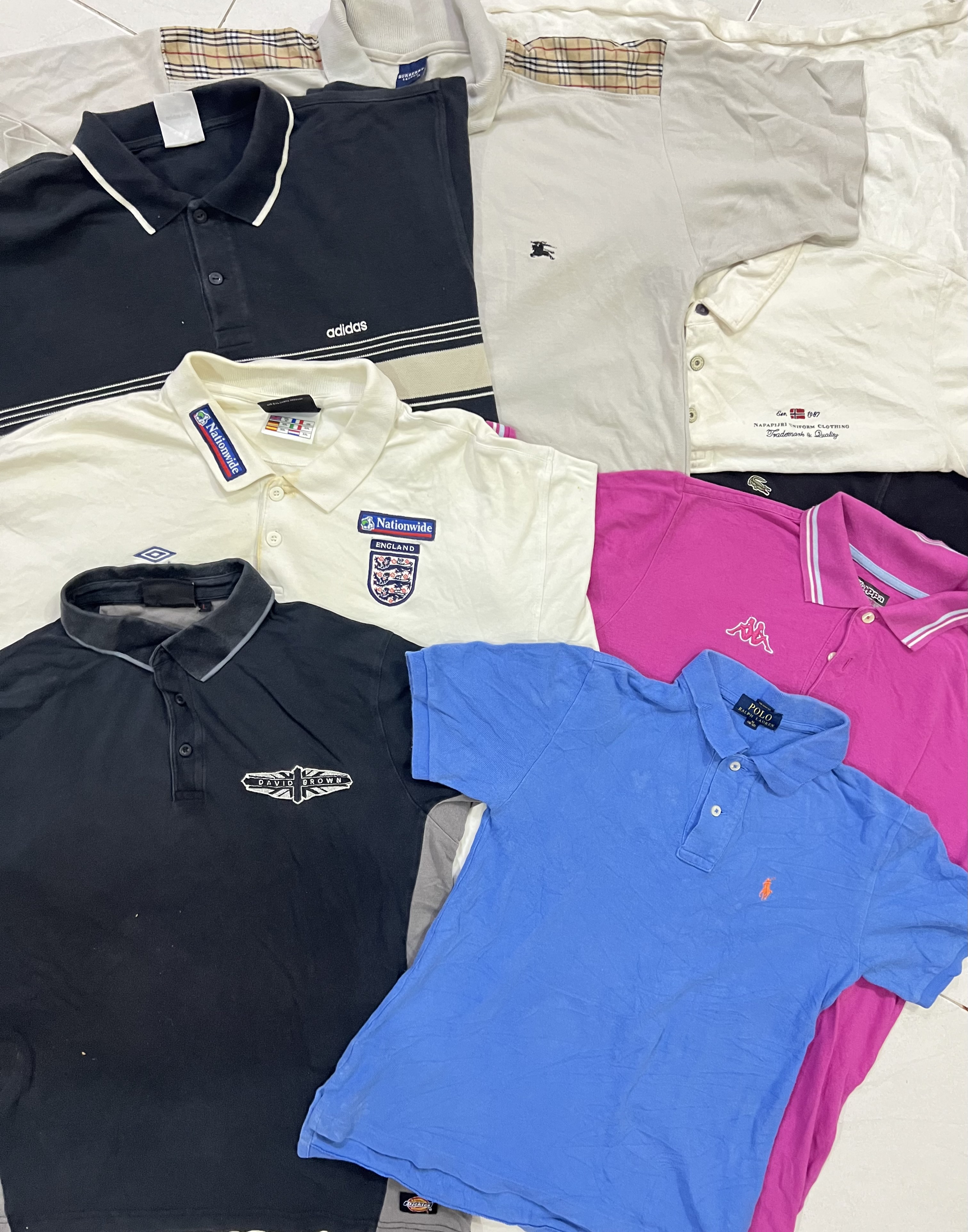 Polo con marchio