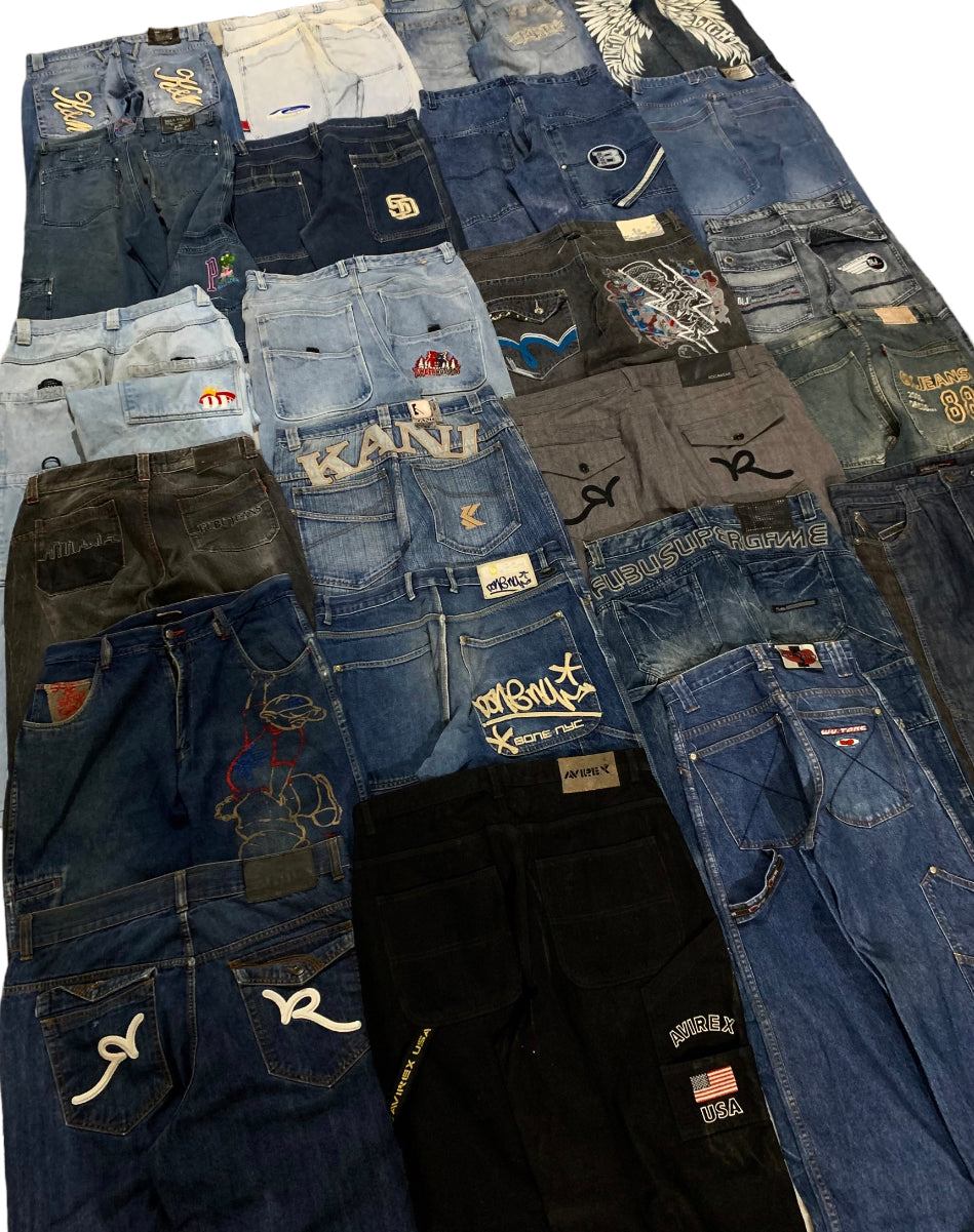 Hiphop bedeutet gebrandet und Stickerei und gebrandete Jeans.