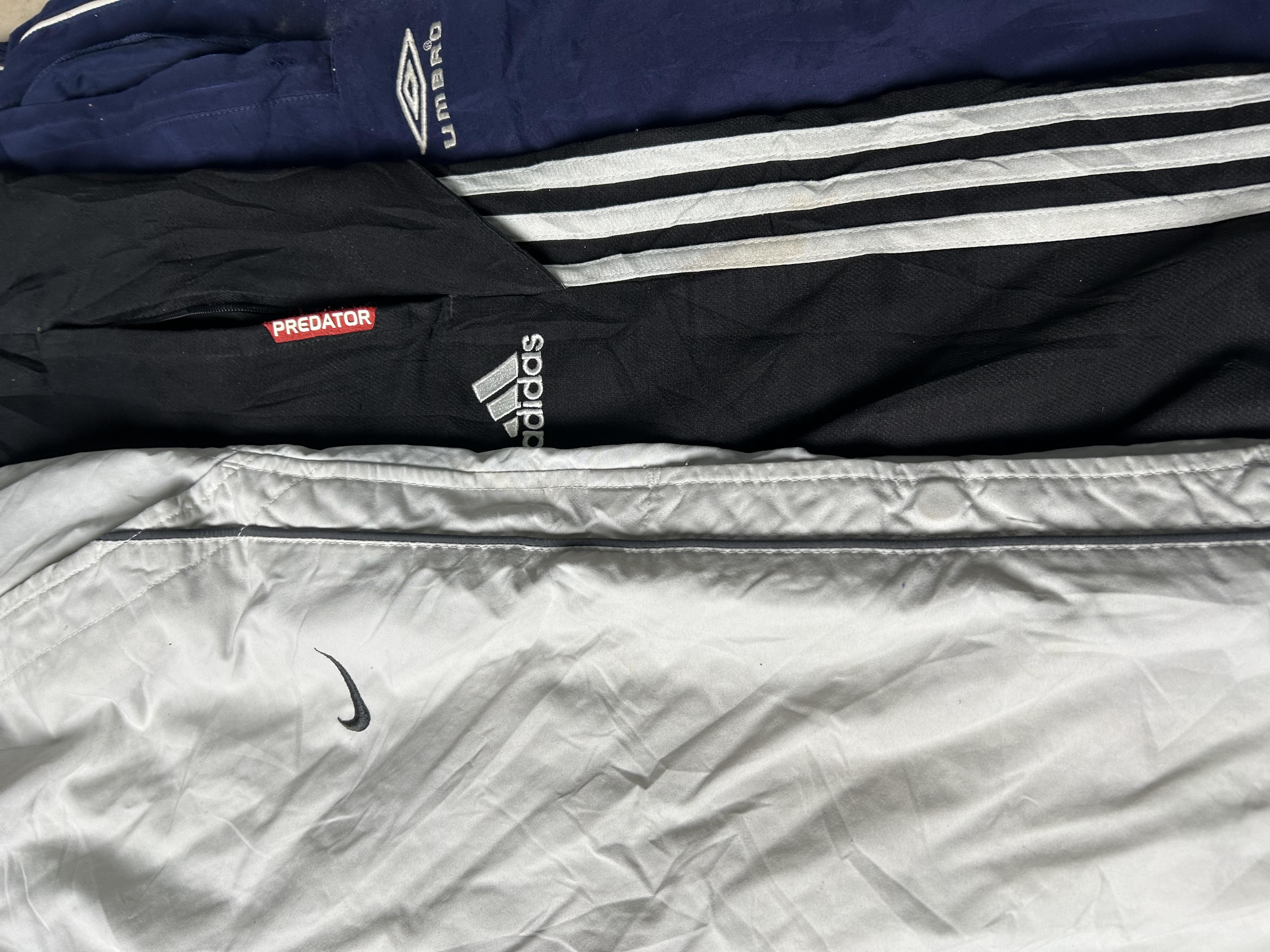 Nike adidas und andere markenbekannte Trainingshosen