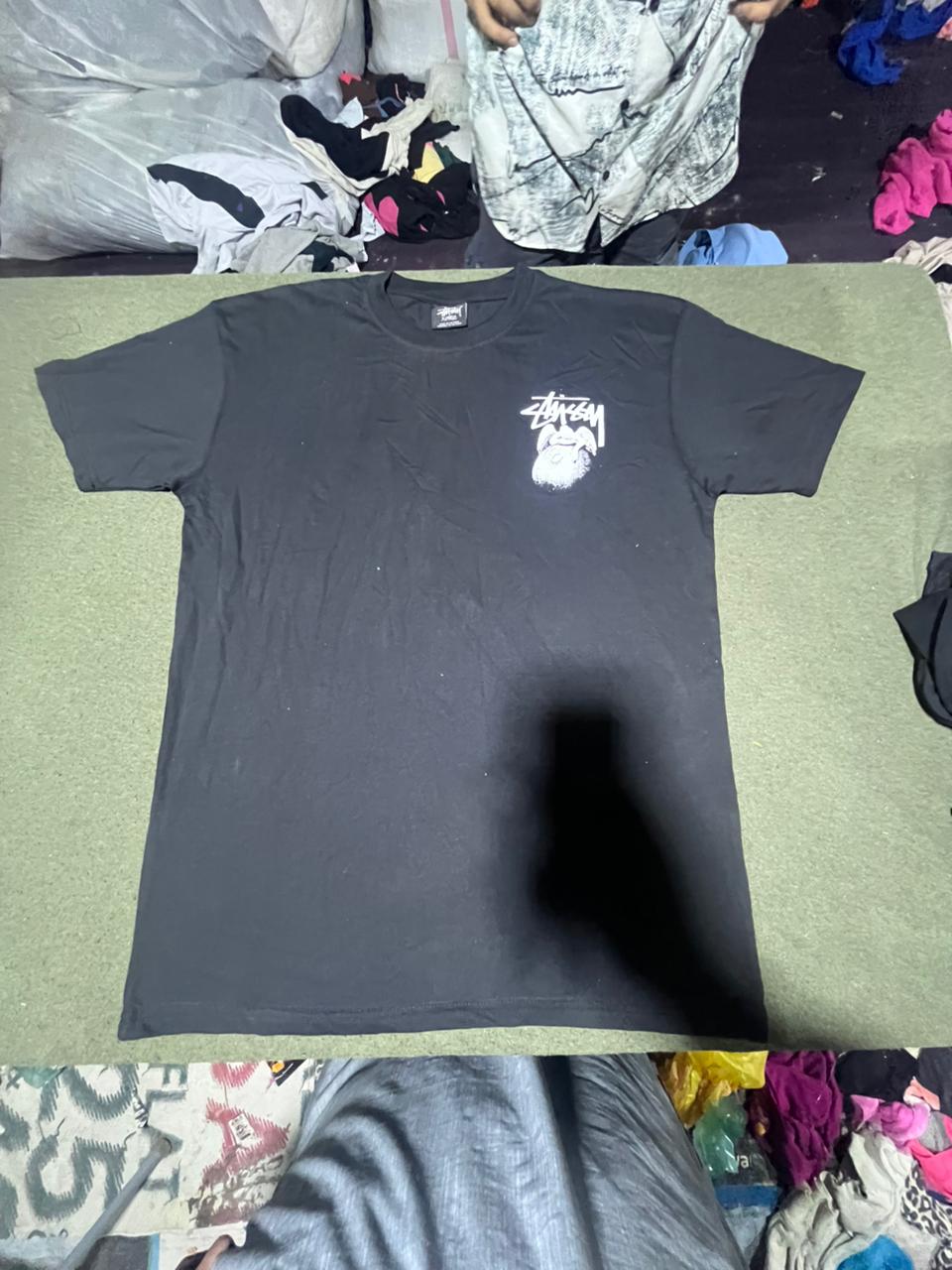Camisetas negras estilo rework de Stussy