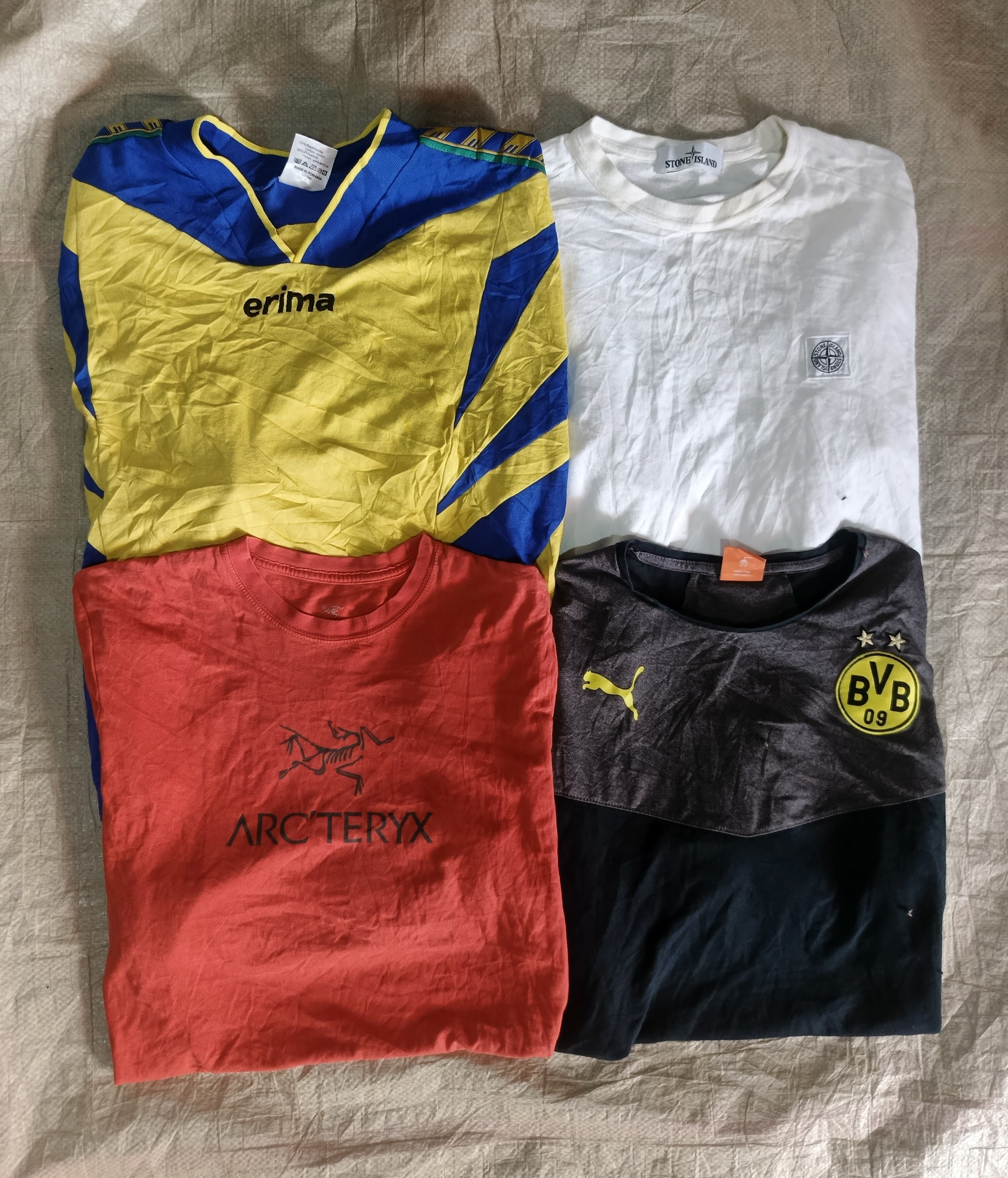 「Arc'Teryx、Stone Island、およびビンテージミックスブランドのTシャツ」