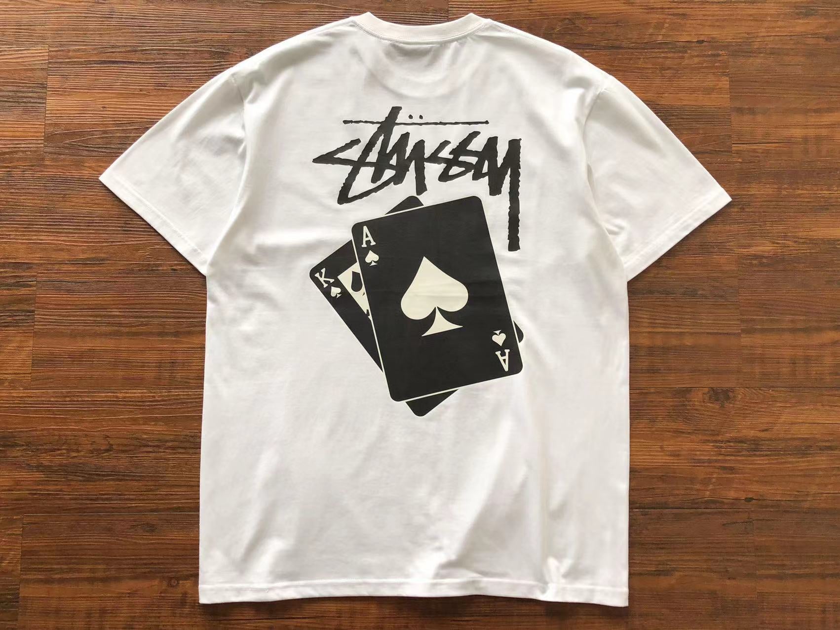 Cartes de style retravaillées Stussy t-shirts blancs