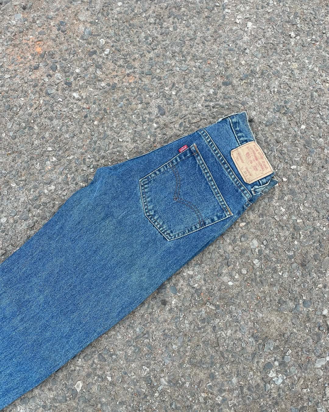 Jeans Levi’s 501 con etichetta di carta, fatti negli Stati Uniti.