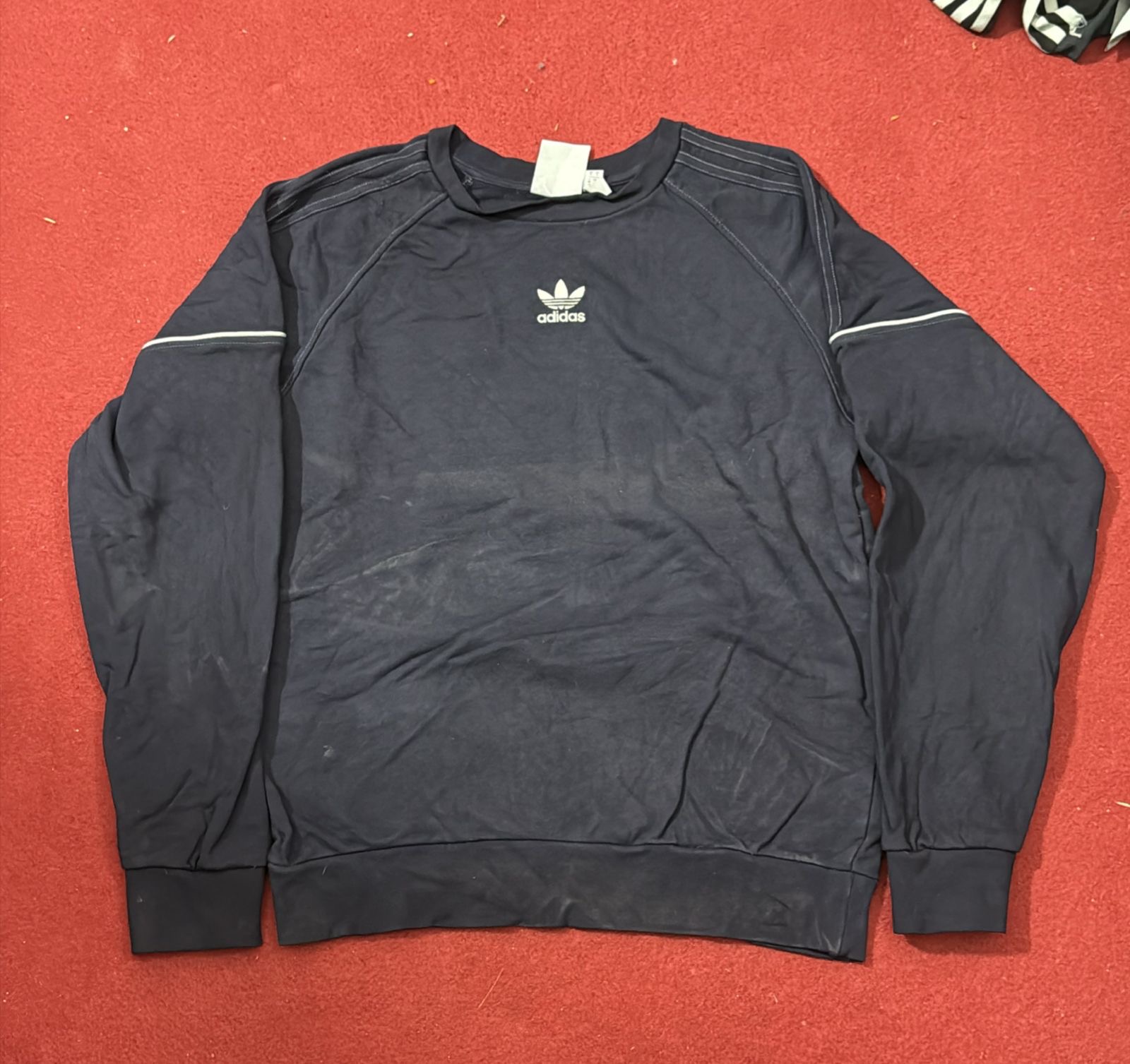 Adidas-Shirts in verschiedenen Farben
