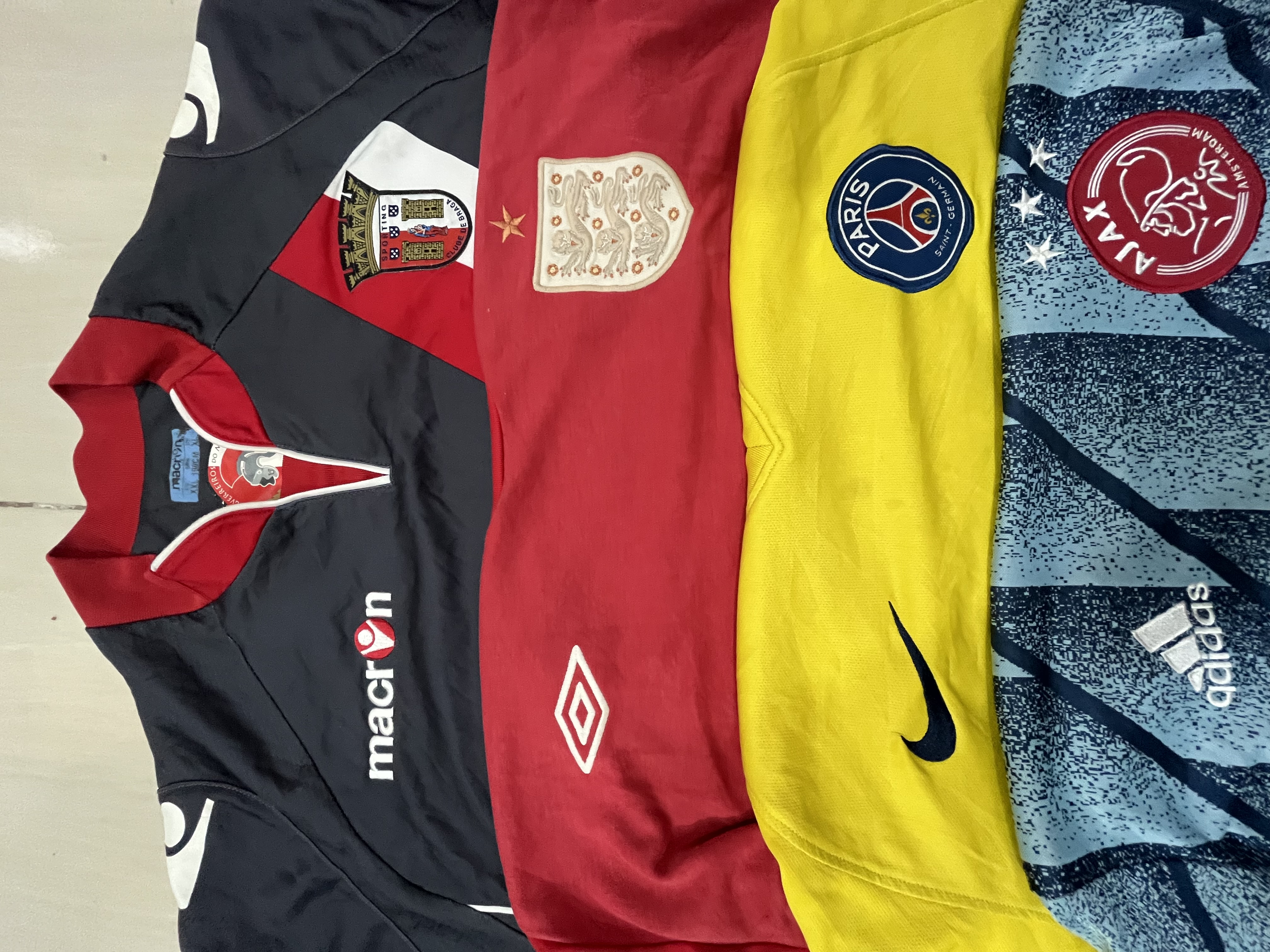 T-shirts authentiques de football