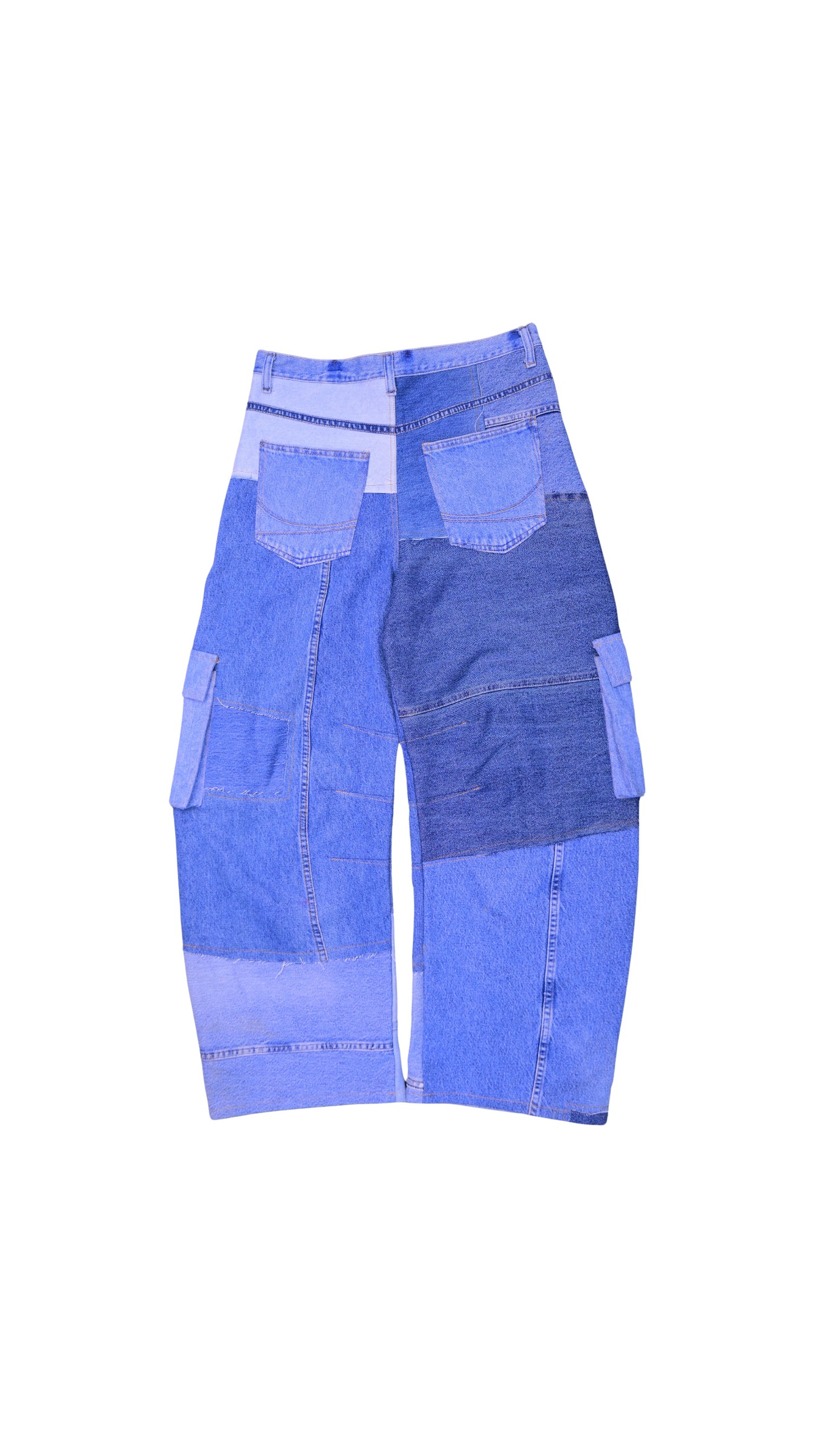 Pantaloni cargo in denim riciclato con sfilacciature e scoloriture