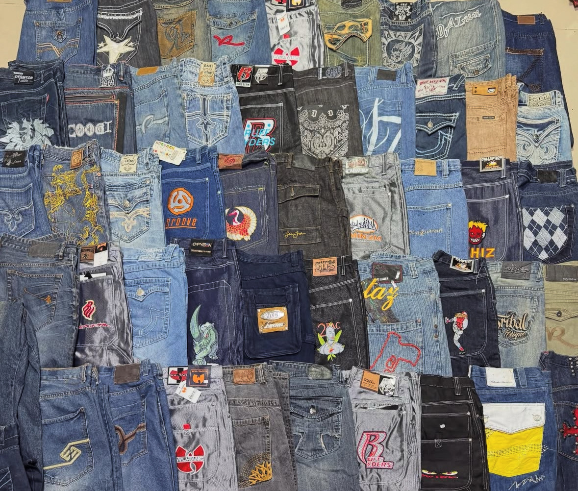 Japanische Stickerei und unmarkierte Jeans