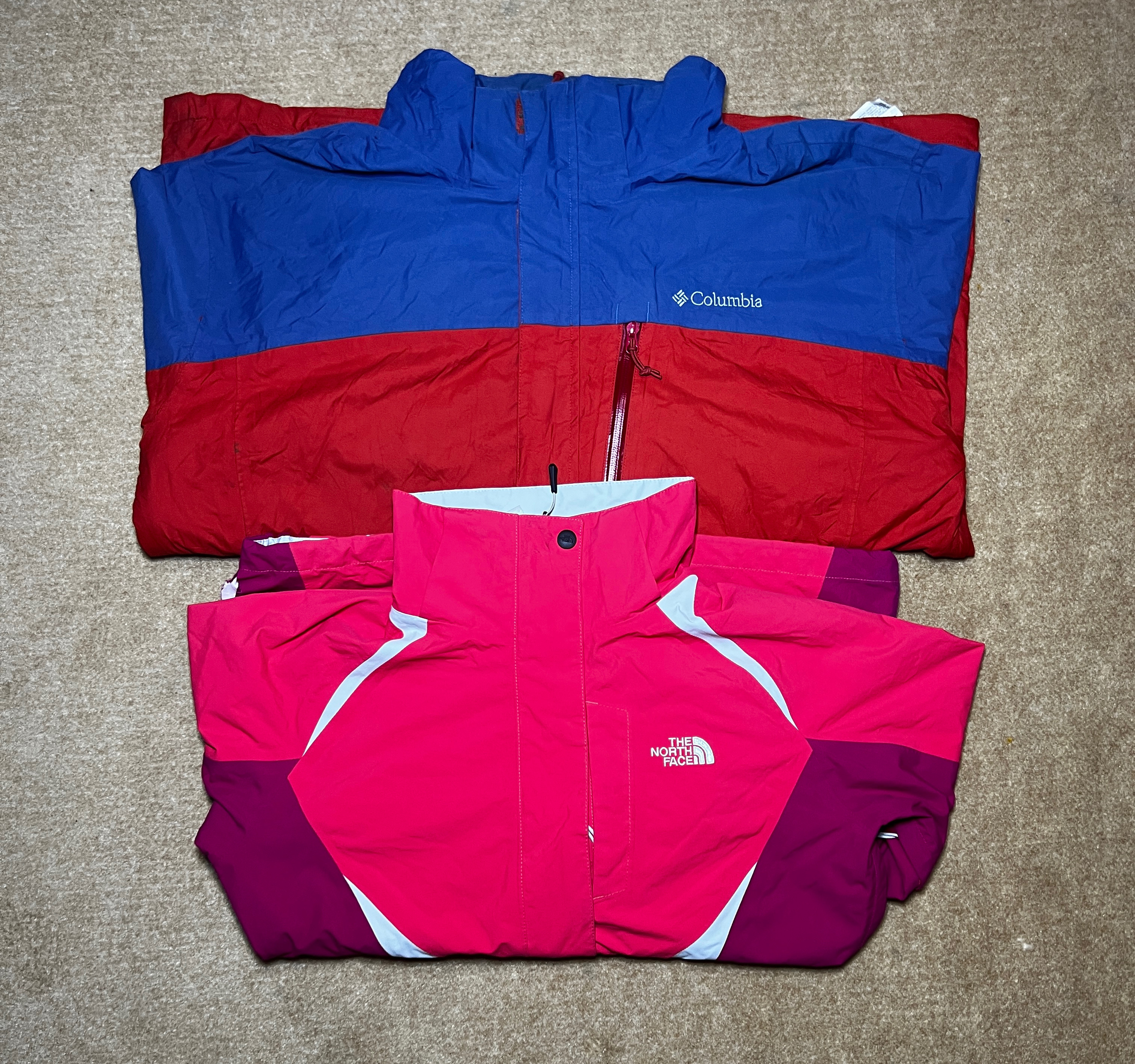 Le coupe-vent The North Face et Columbia.