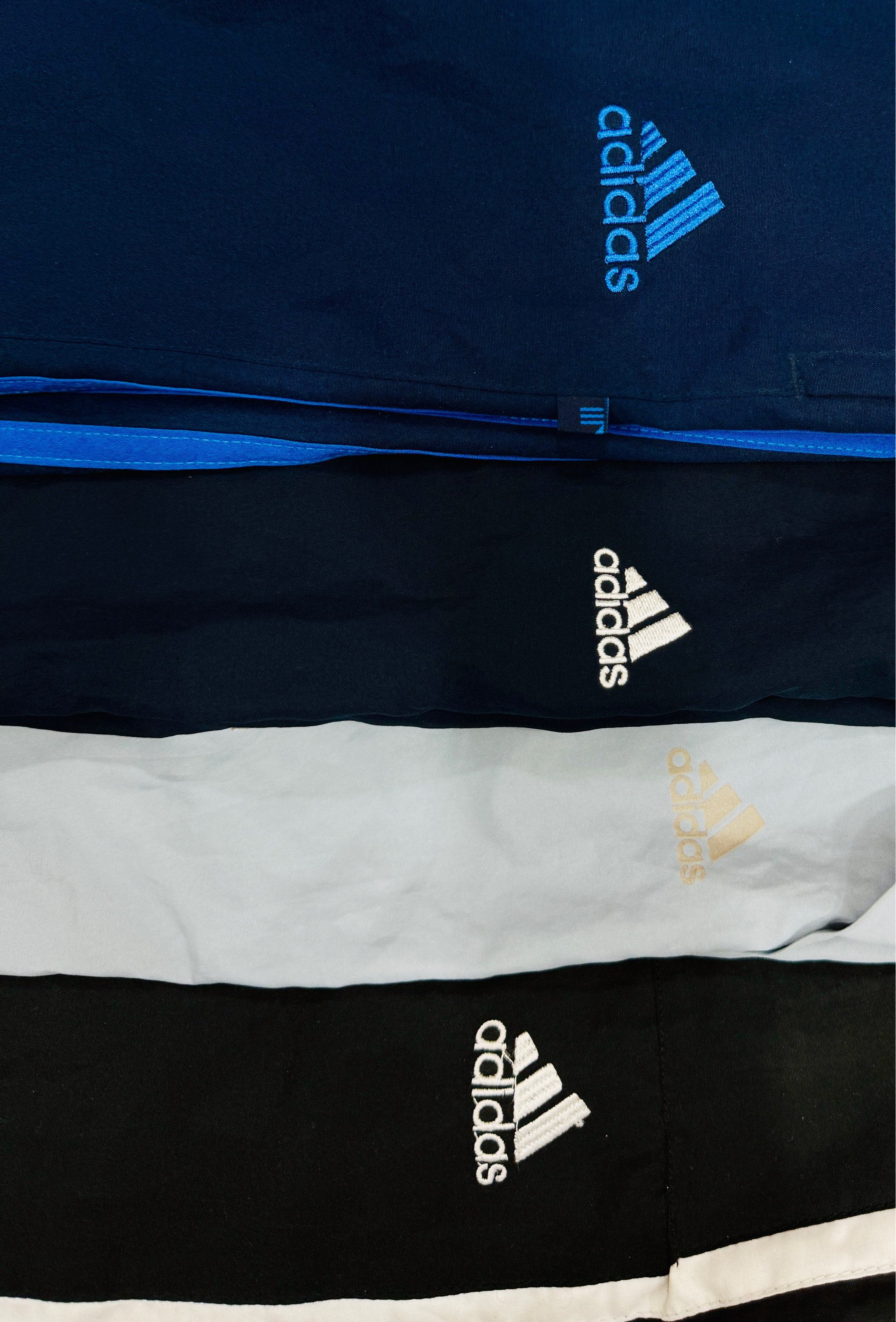 「Adidasトラックパンツ」