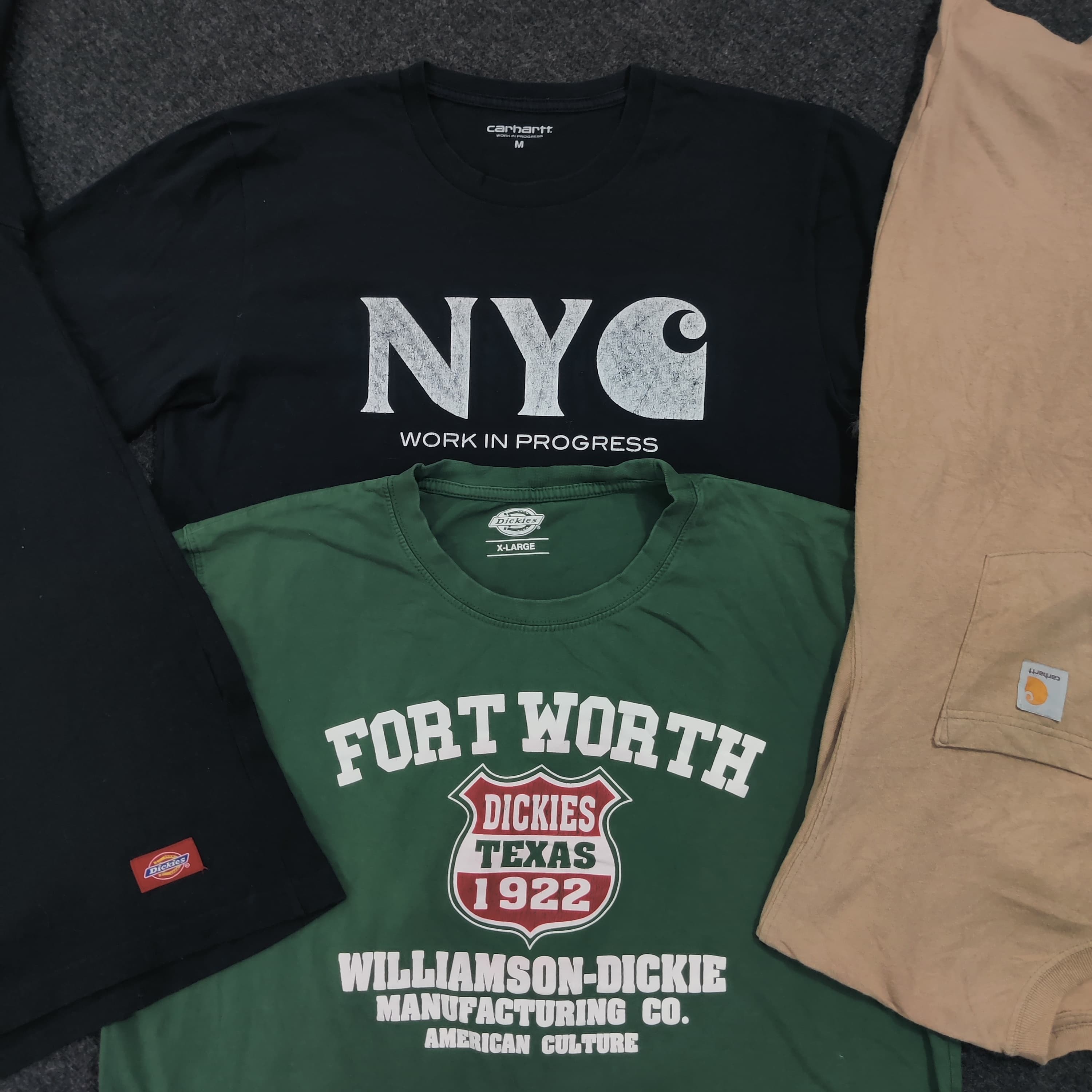 「CarharttとDickiesのTシャツ」